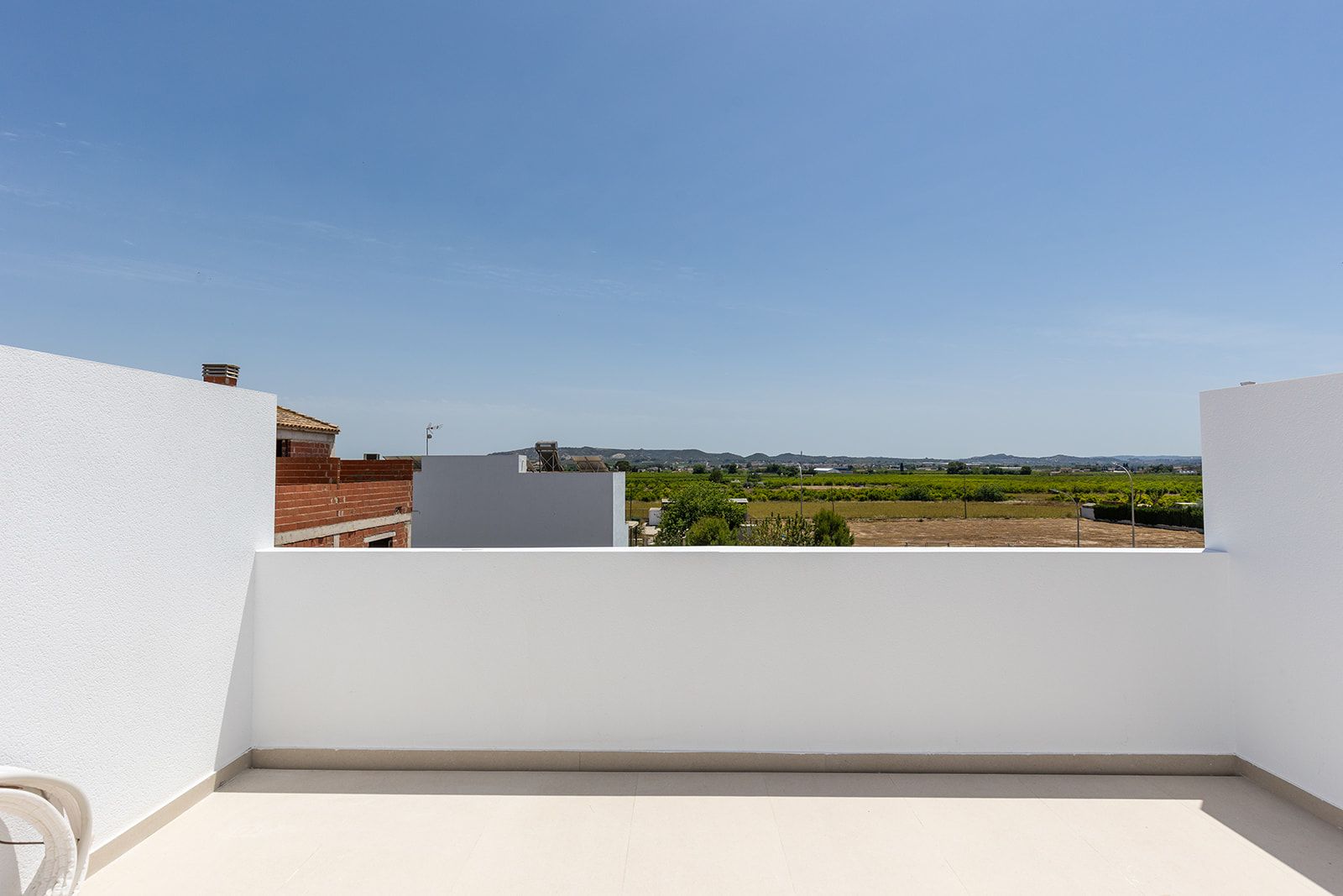 Bathroom with full tiling in 3-bedroom townhouse, Rafal