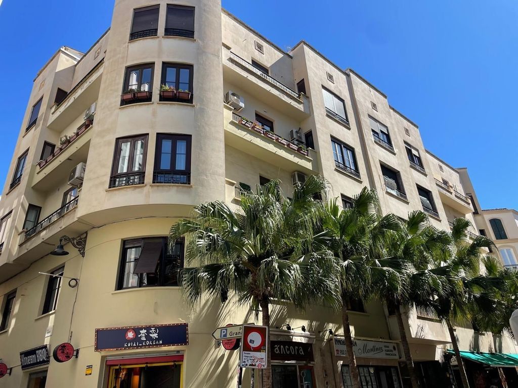 Bathroom with fitted units and walk-in shower in 3-bedroom new-build apartment, Puerto Sol-Los Almendros, Málaga