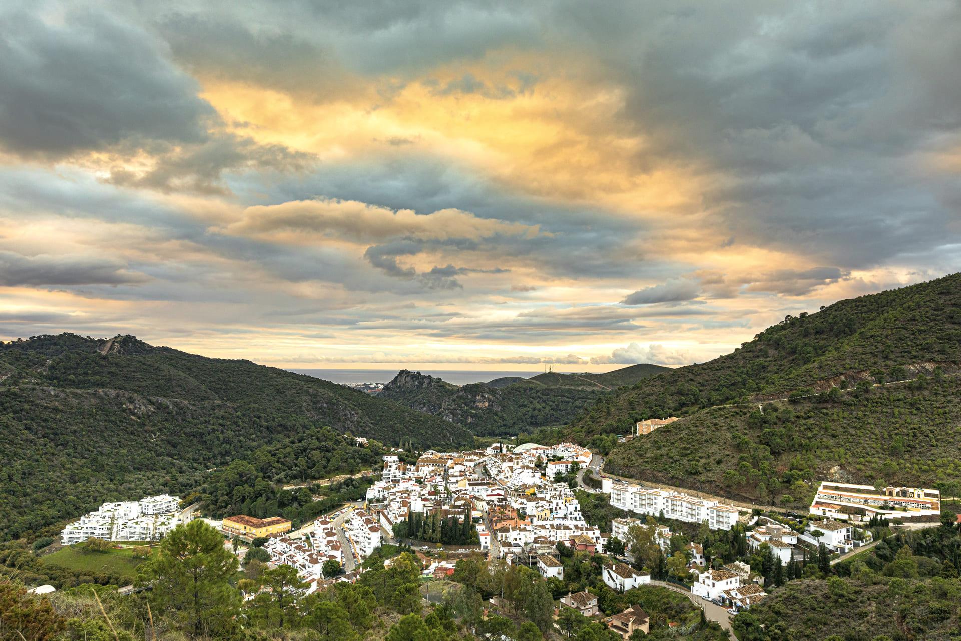 Living area in 3-bedroom apartment, El Paraíso, Benahavis