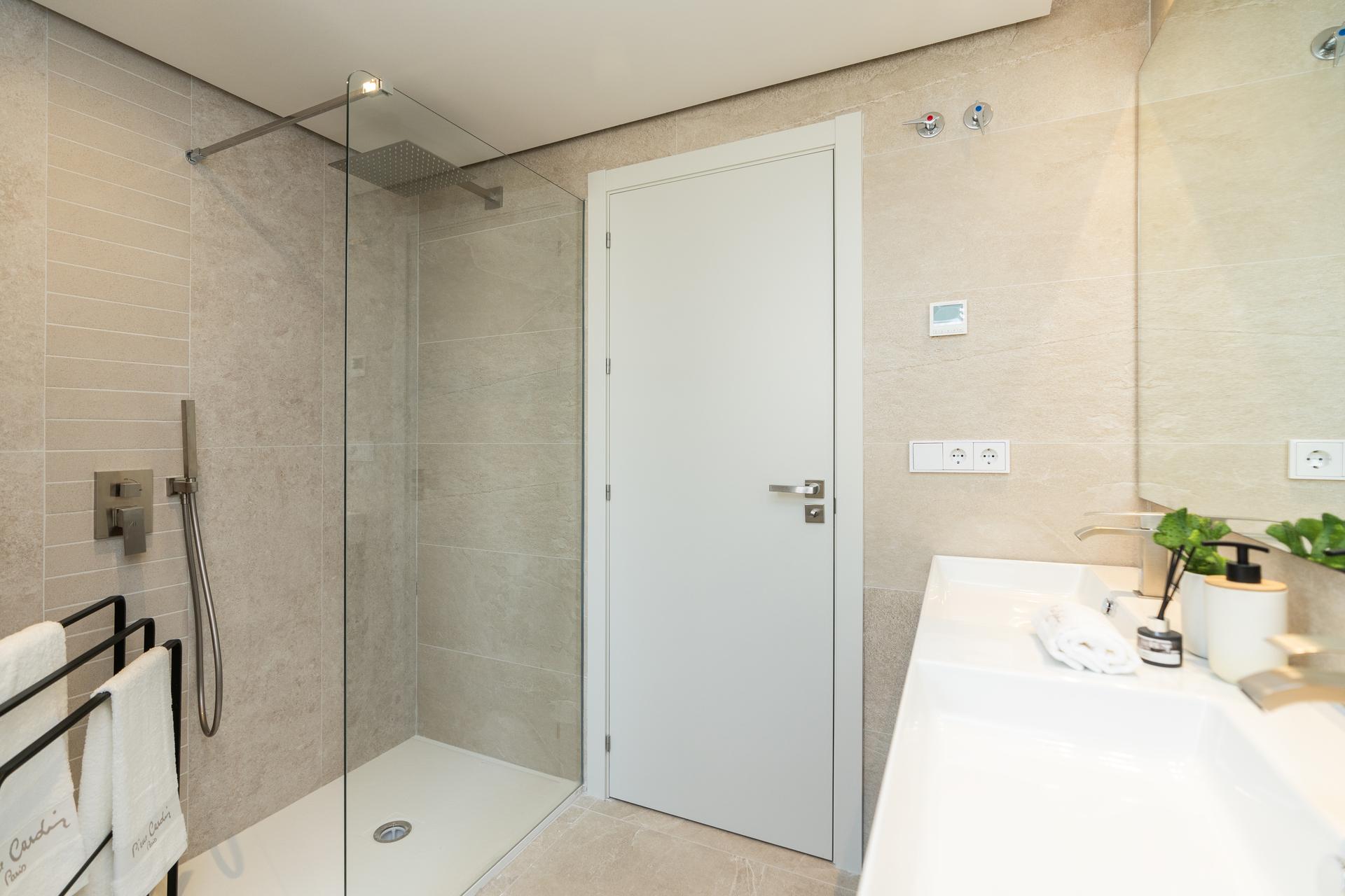 Built-in wardrobe interior detail in bedroom, new-build apartment, El Paraíso, Benahavis
