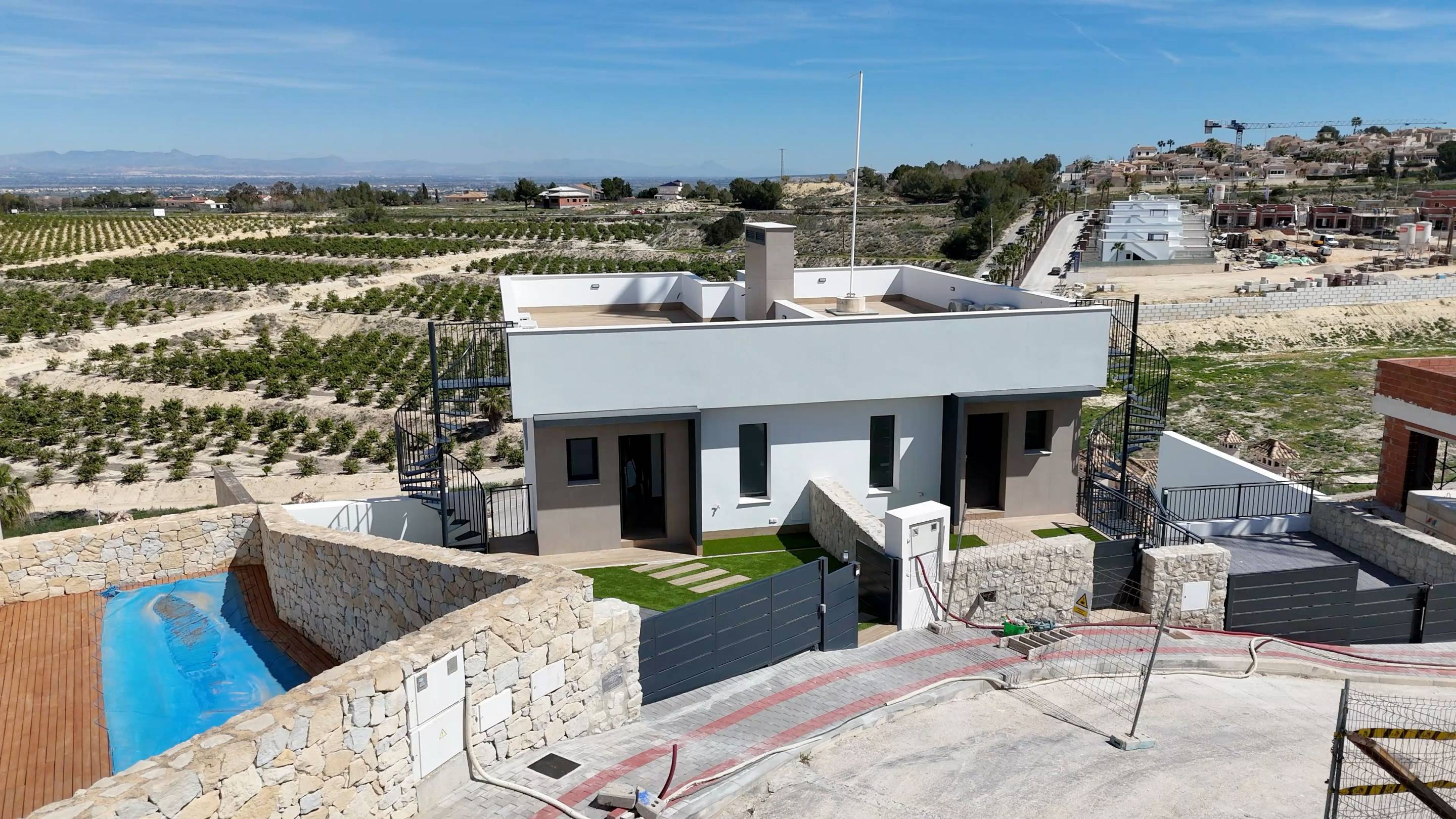 Plot boundary and exterior finish of new-build townhouse, Algorfa