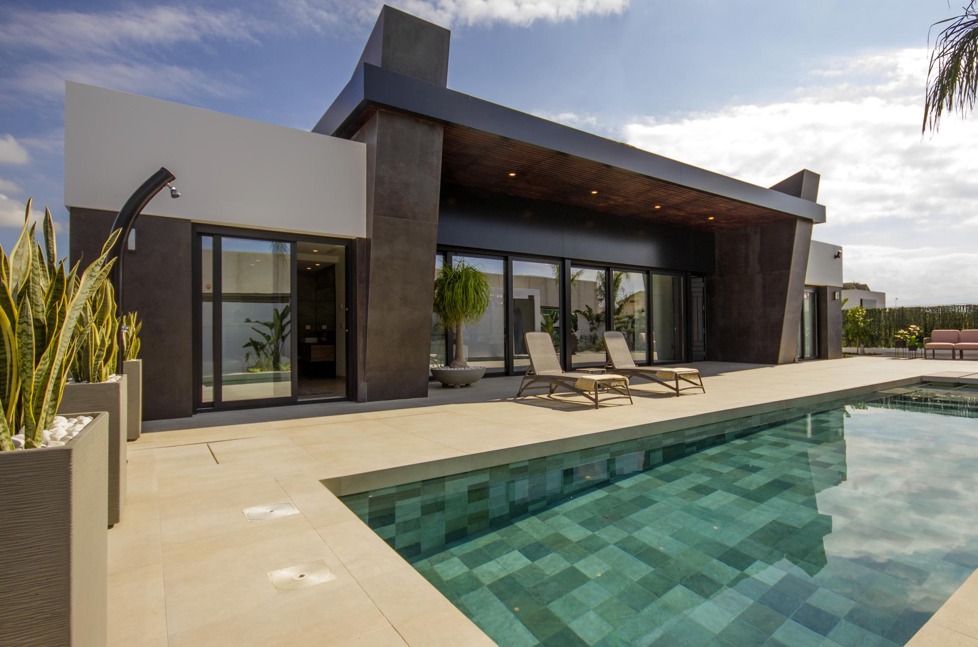 En-suite bathroom with contemporary fittings, new-build villa in La Marquesa
