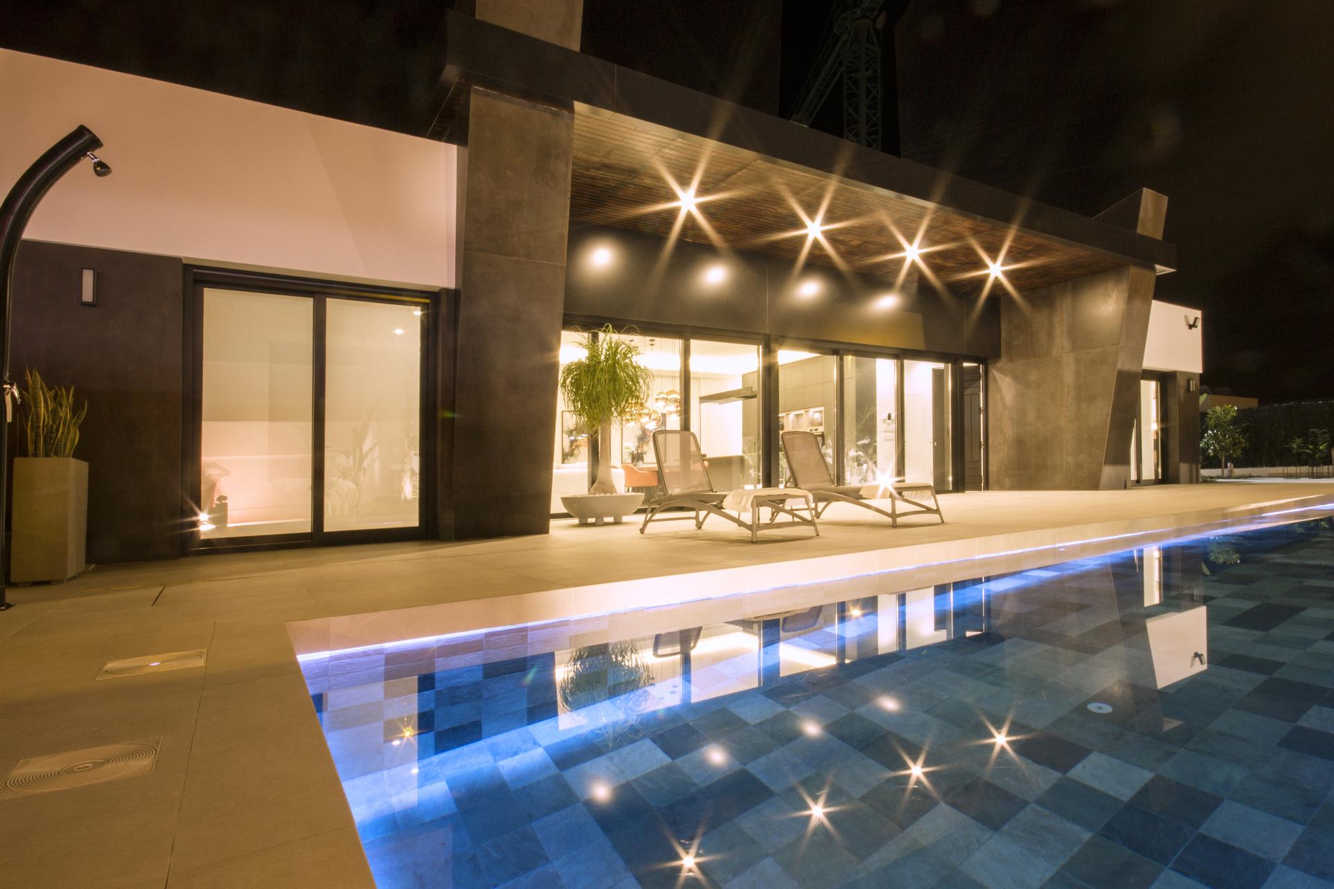 Solarium terrace with balustrade railing, 5-bedroom villa in La Marquesa, Rojales