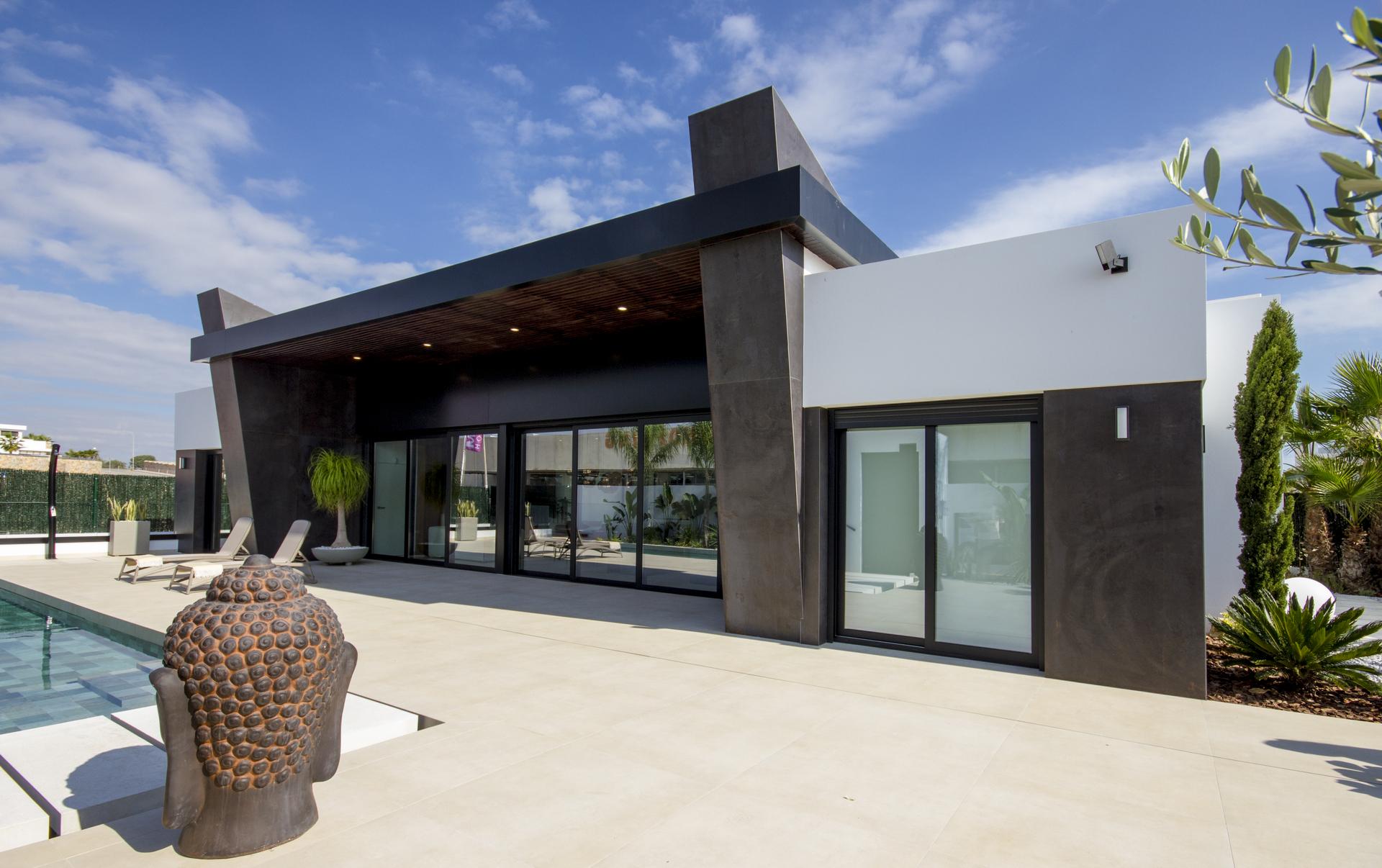 Main bedroom with built-in wardrobes, 5-bedroom villa in La Marquesa, Rojales