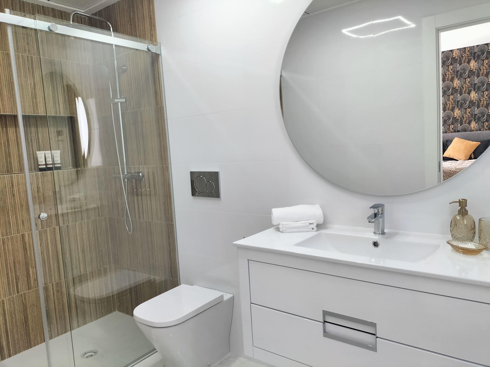 Main bathroom with full-height tiling in new-build villa, Pinar de Campoverde