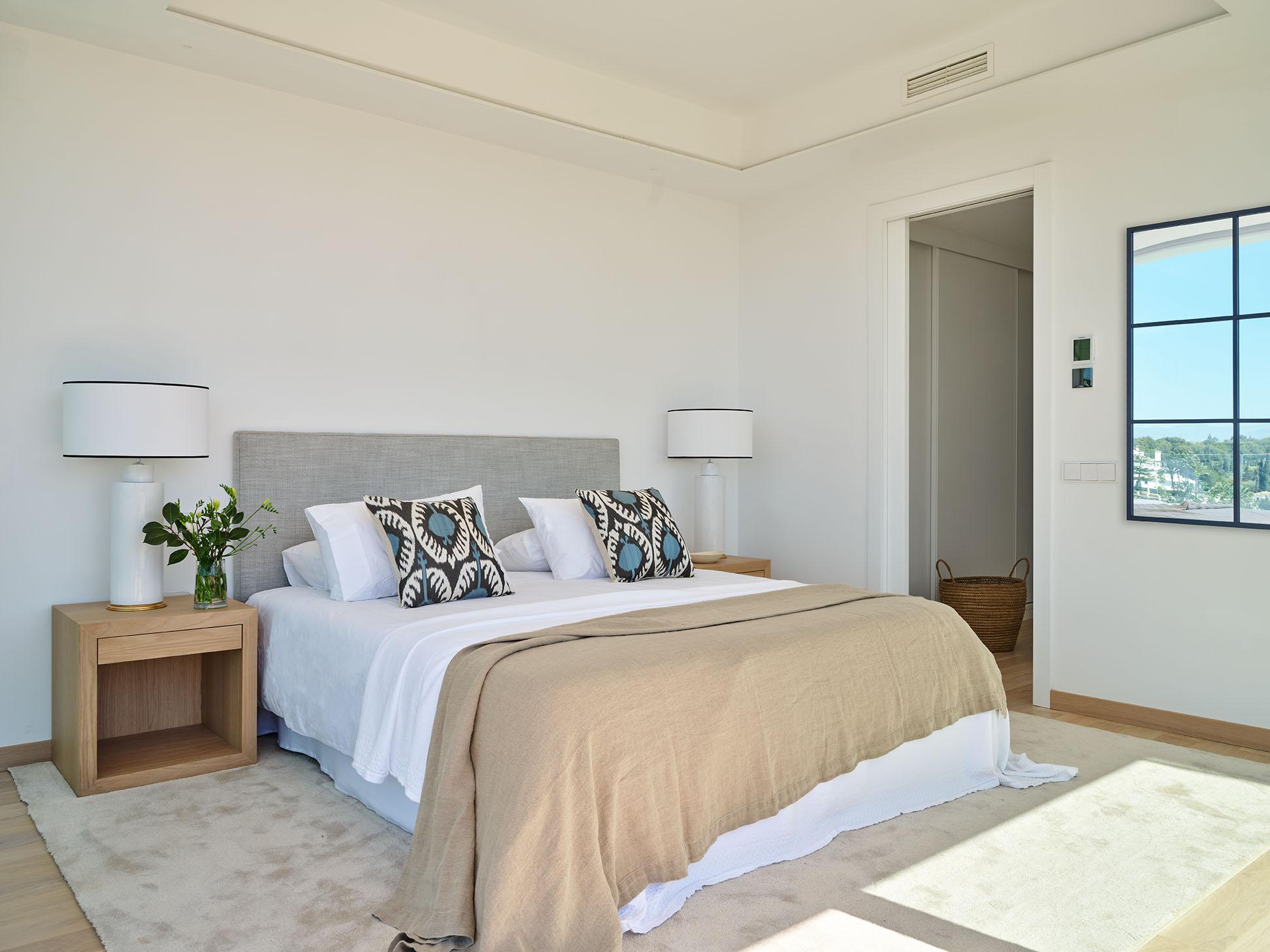 Bathroom with modern fittings, 5-bedroom townhouse, Valdeolletas, Marbella