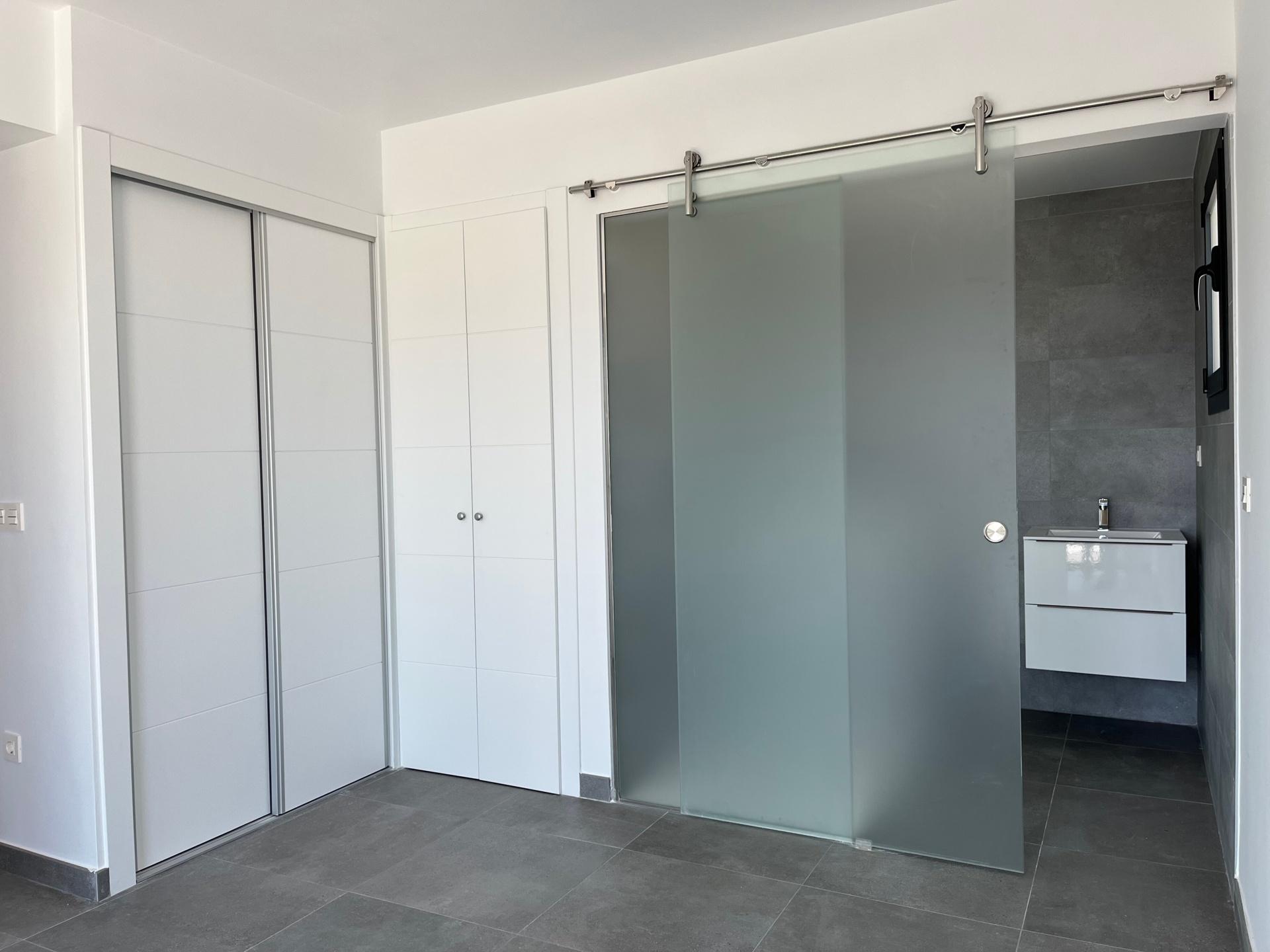 Bathroom with fitted units in ground-floor new-build townhouse, Monte y Mar