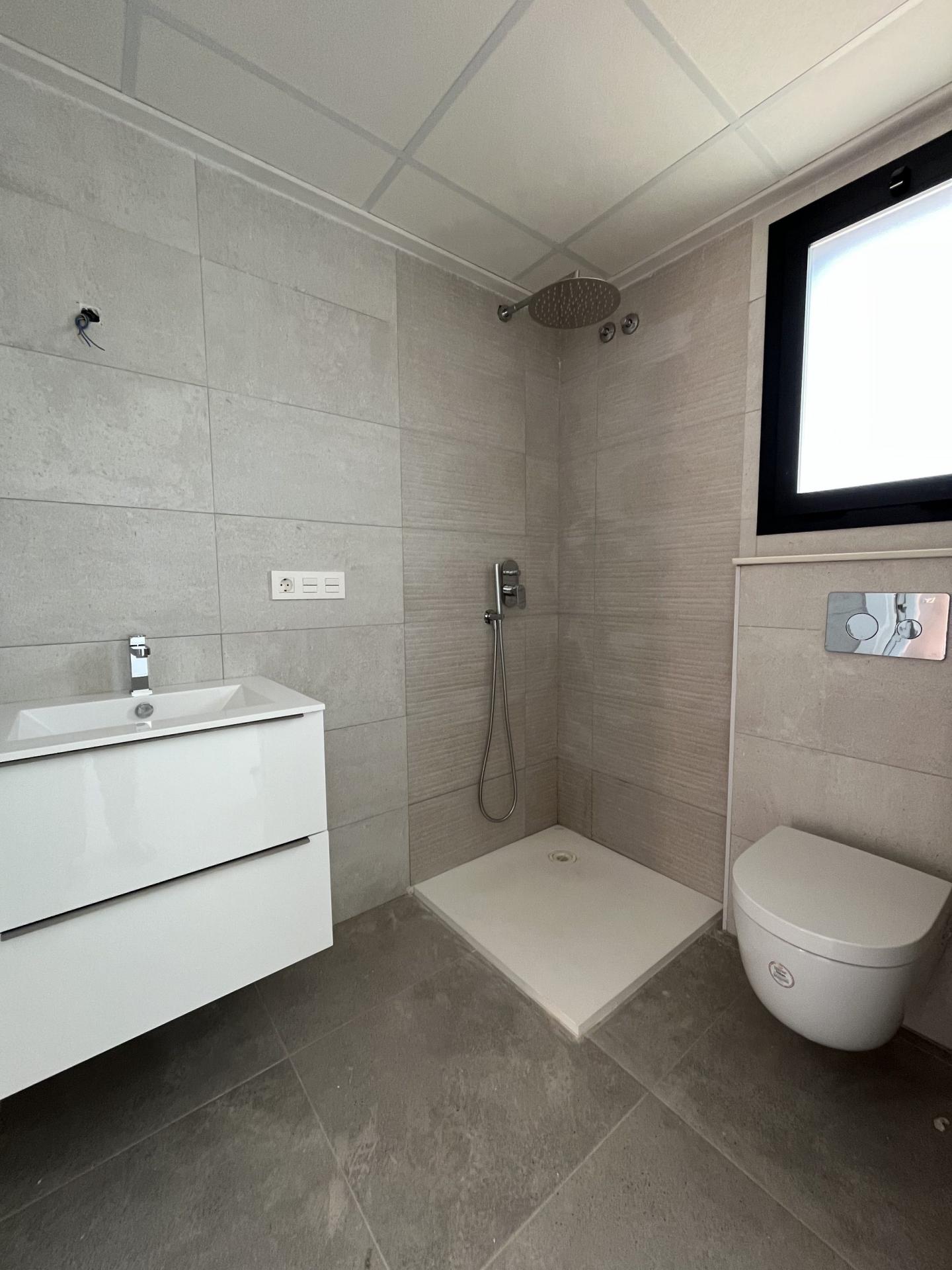 Second bathroom in 3-bedroom new-build townhouse, Monte y Mar, Gran Alacant