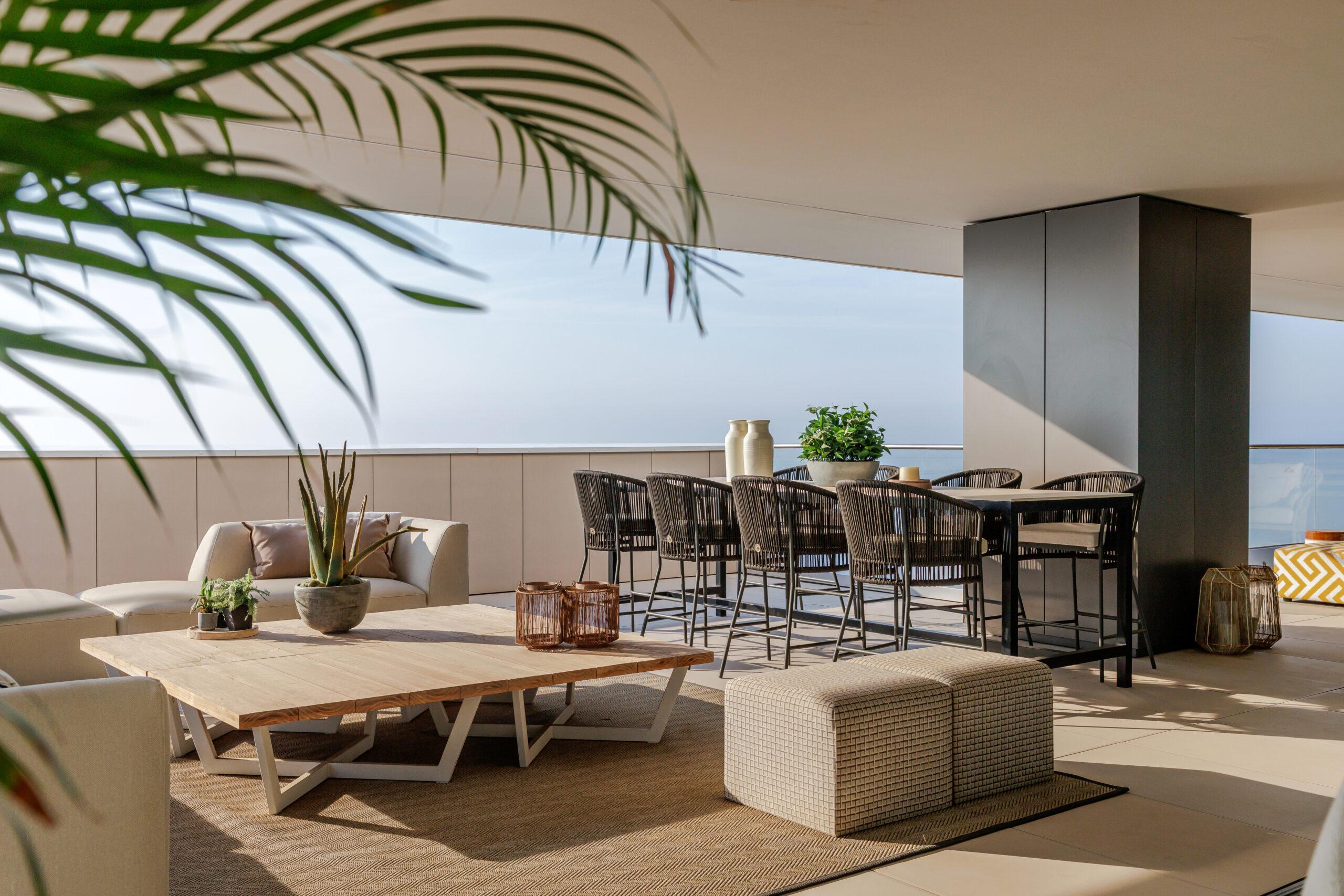 Open-plan living area with floor-to-ceiling glazing in 4-bedroom apartment, Paseo Marítimo Oeste-Pacífico