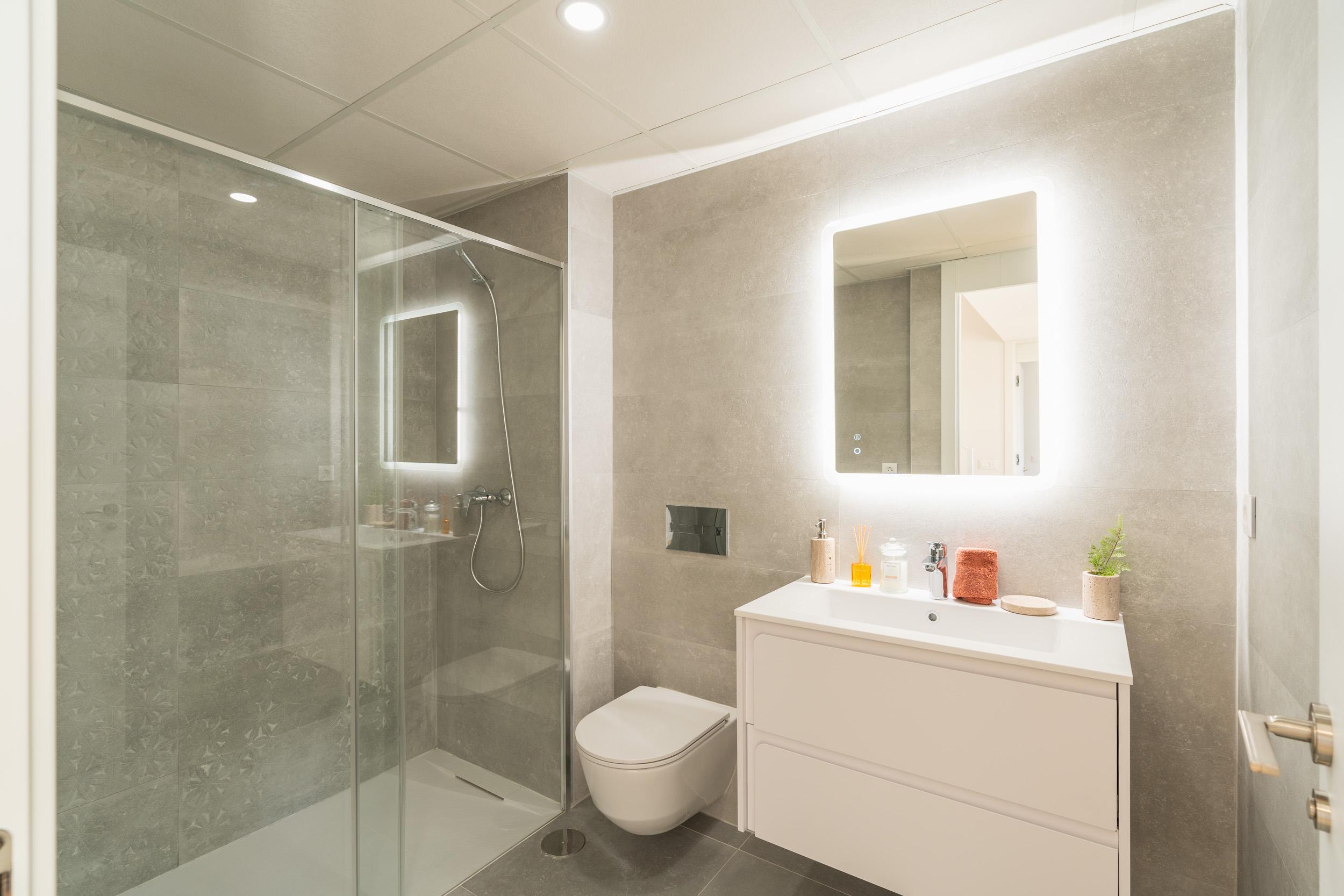 Bathroom with walk-in shower in new-build townhouse, Montebello, La Nucía