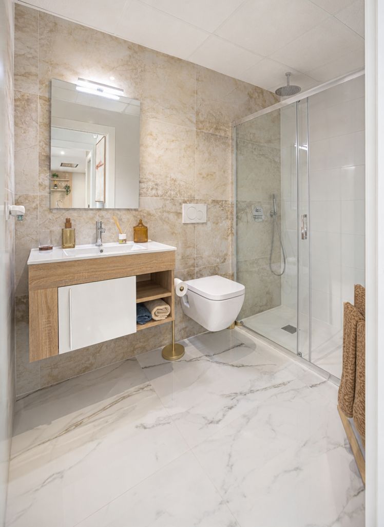 Main bathroom with shower and tiled walls, bungalow in Lo Marabu, Rojales