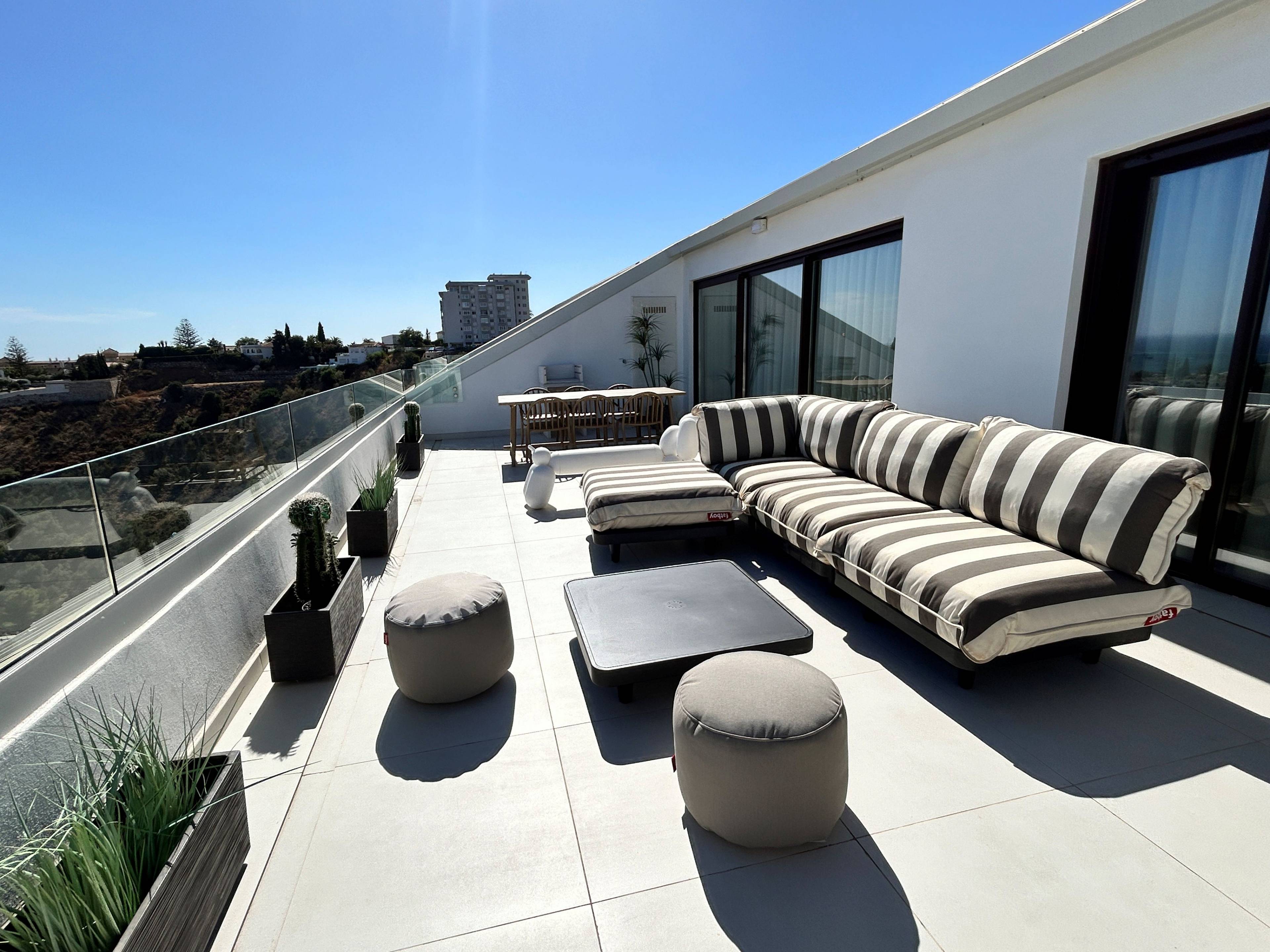 Kitchen and dining space in open-plan layout of new-build penthouse, El Higuerón