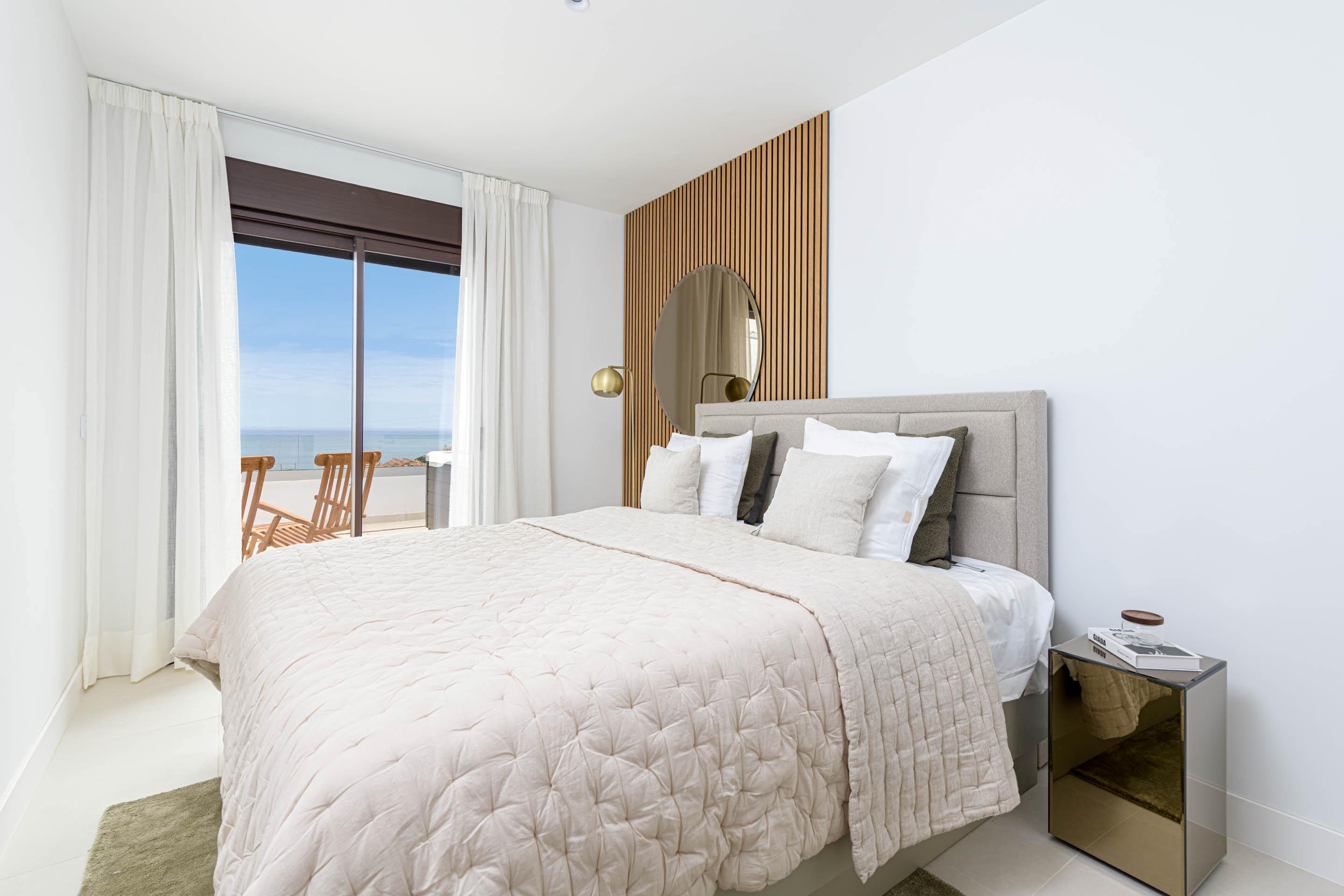 Double bedroom with window and built-in wardrobes, 3-bedroom penthouse, El Higuerón