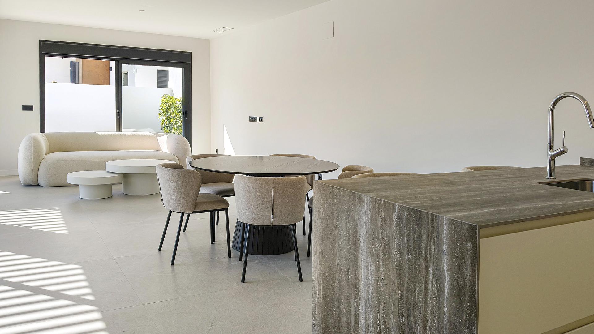 Open-plan living and dining room with porcelain tile flooring, new-build villa, Centro de la Ciudad Quesada