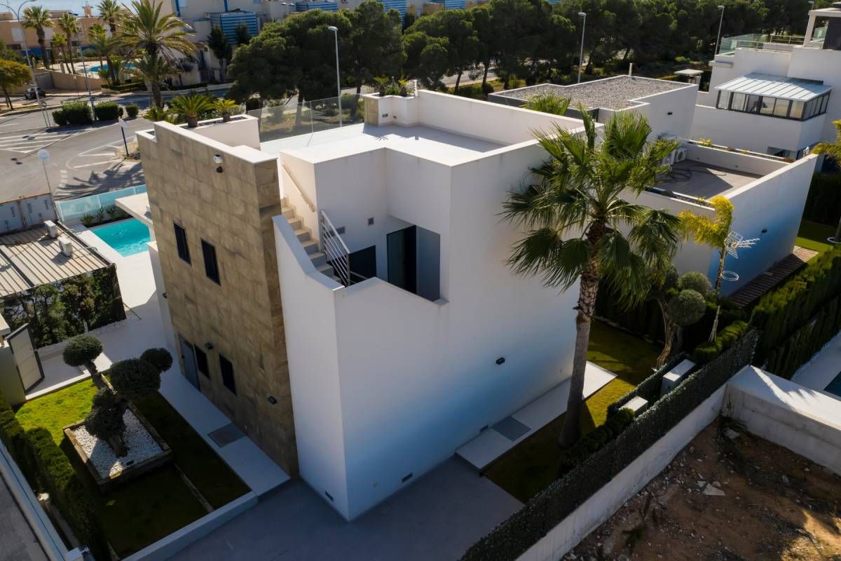 Hallway and staircase in 4-bedroom new-build villa, Campoamor