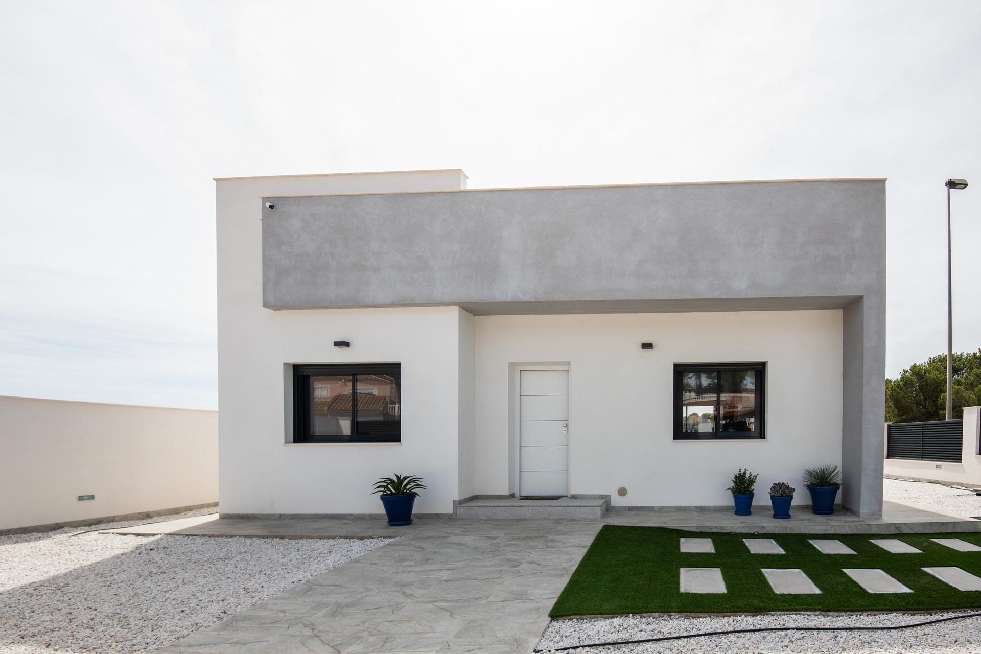 Main bathroom with shower enclosure and tiled walls, 2-bedroom villa, Pinar de Campoverde
