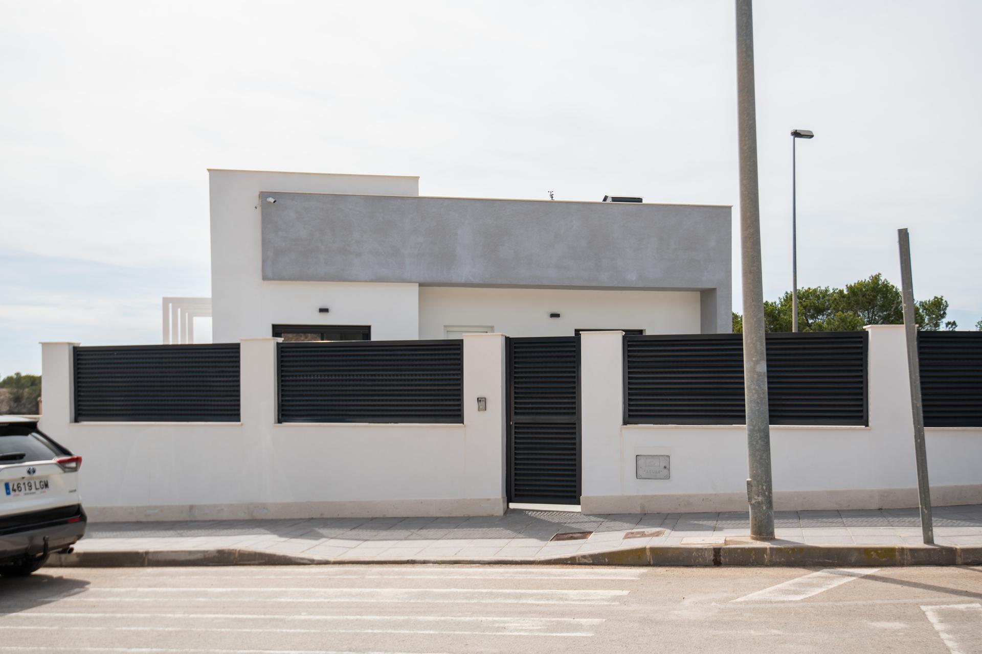 Open-plan living and dining area with floor-to-ceiling windows, 2-bedroom villa, Pinar de Campoverde
