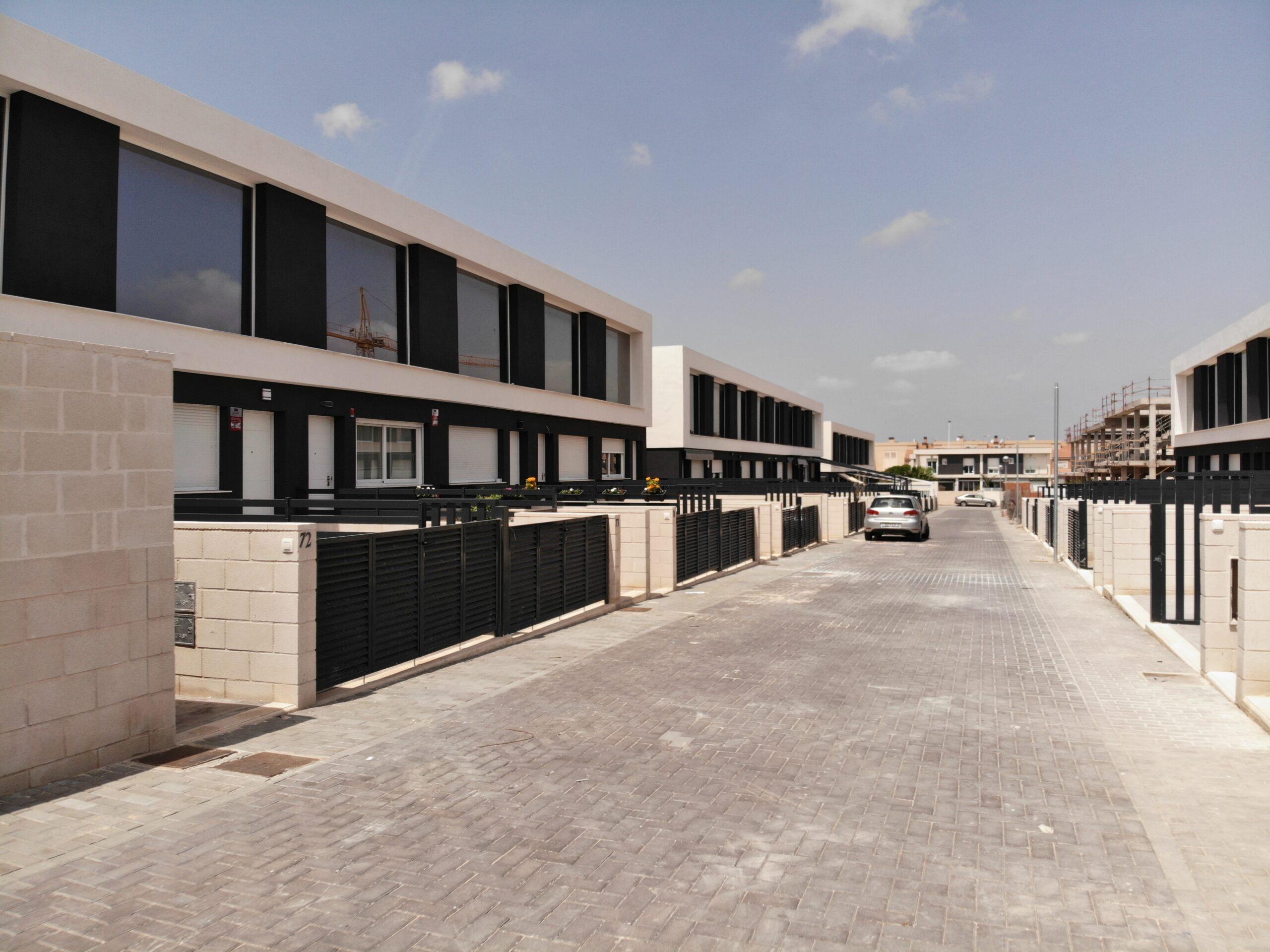 Development entrance with landscaping, Monte y Mar Bajo, Gran Alacant