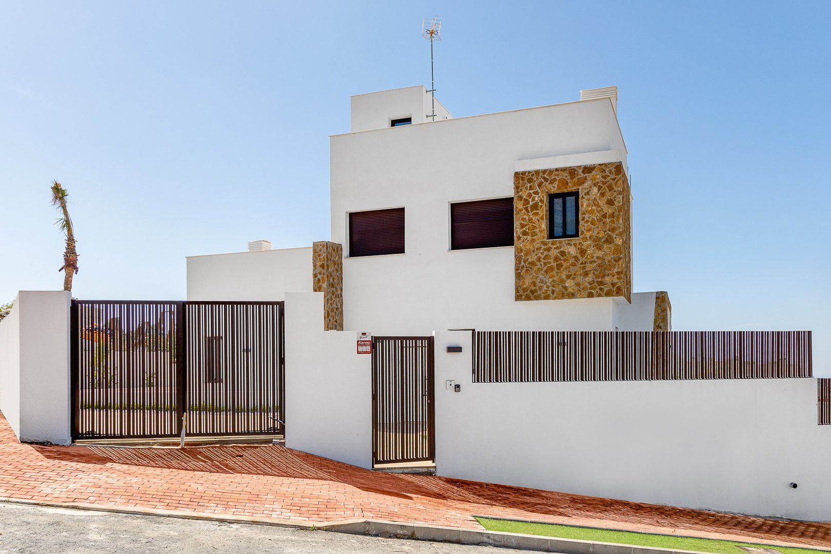 Ground floor plan of 3-bedroom villa in Golf Bahía, Finestrat, showing room layout and dimensions