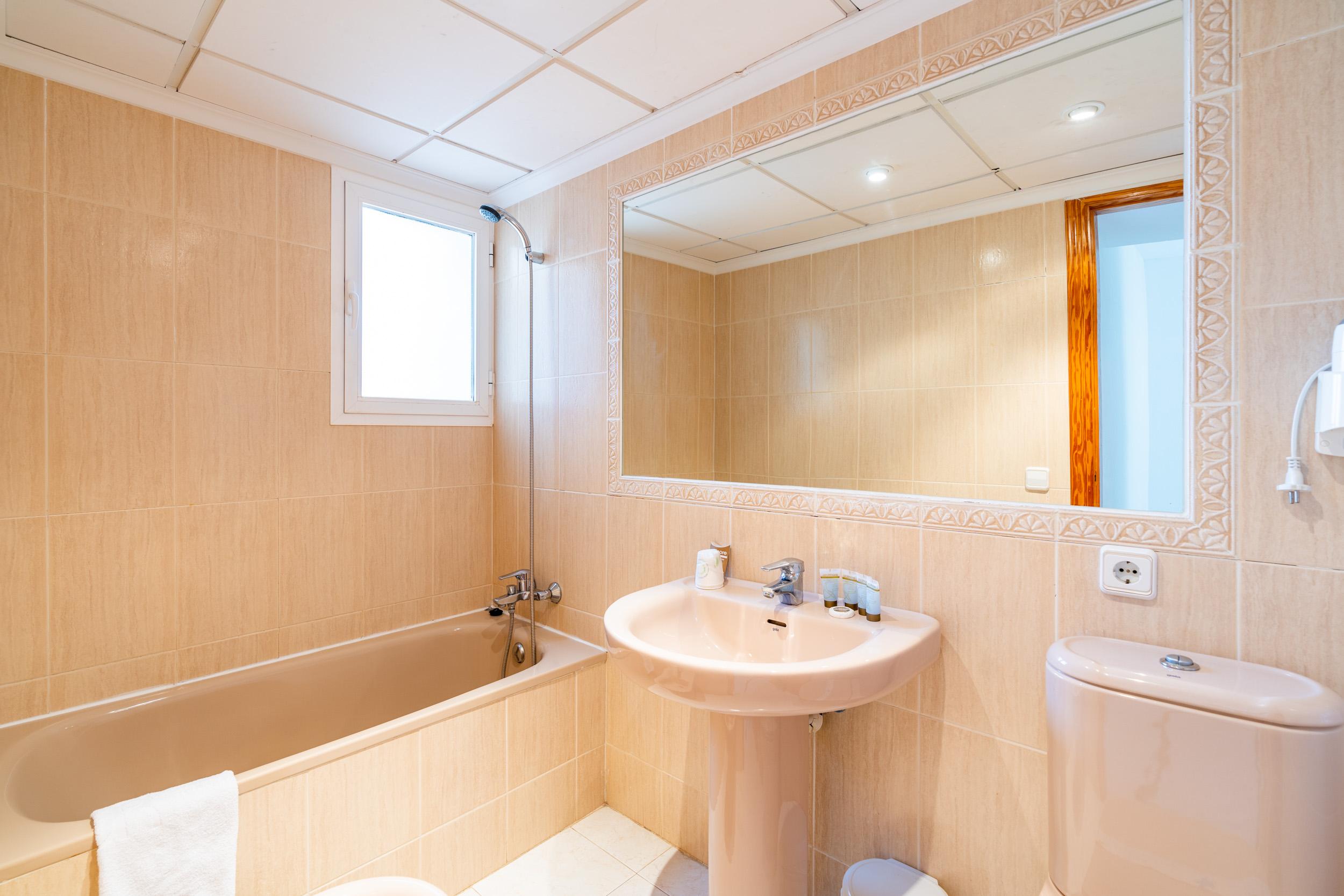 Open-plan living and dining area in 43 m2 new-build apartment, Gran Sol, Calpe