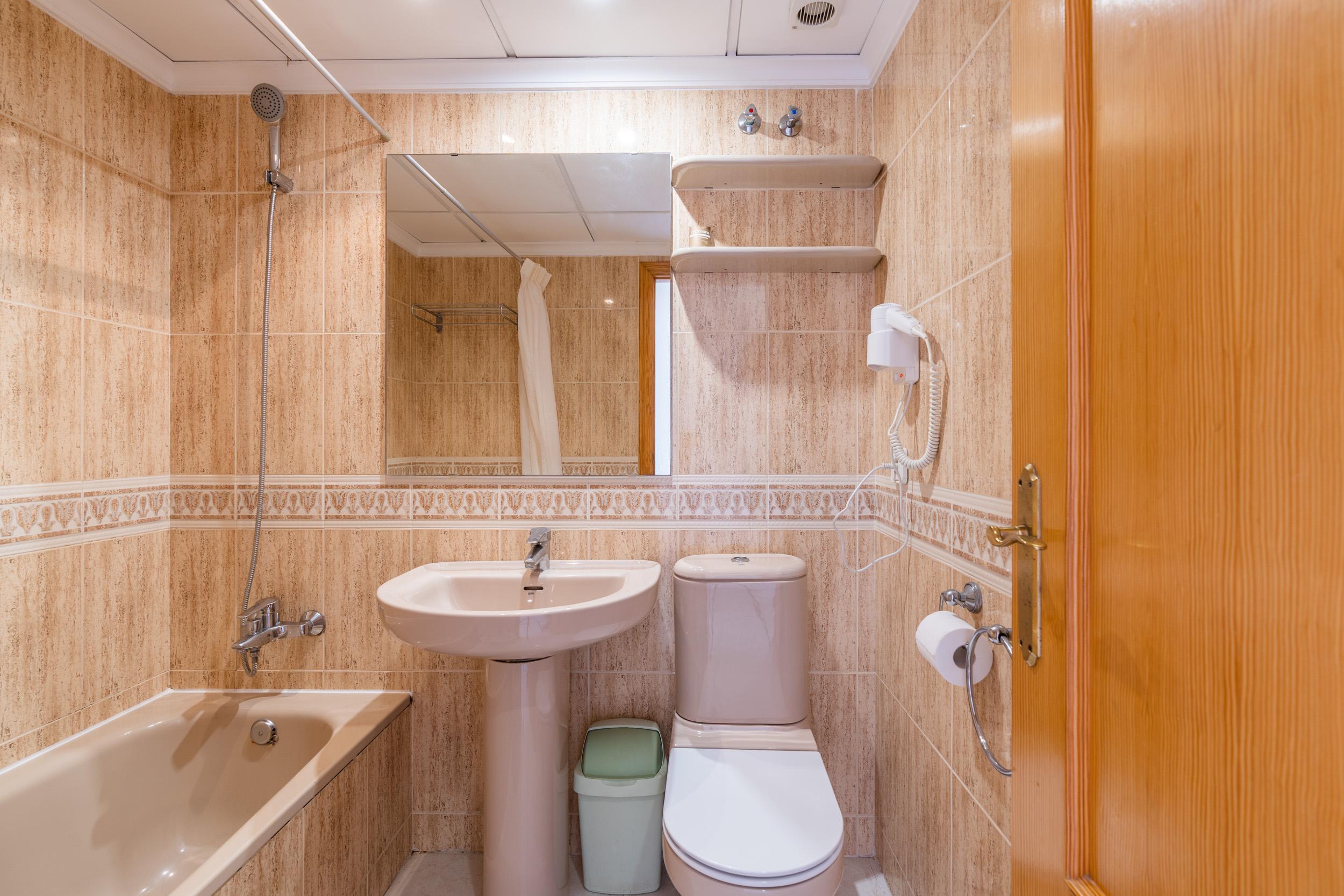 Shower enclosure in bathroom of 1-bedroom apartment, Gran Sol, Calpe