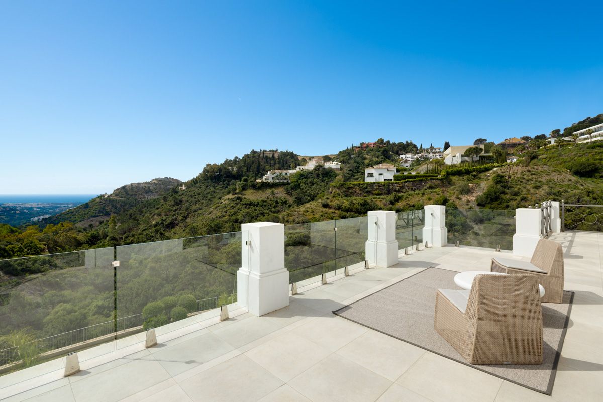 Second bathroom in 5-bedroom new-build villa, La Zagaleta-El Madroñal, Benahavis