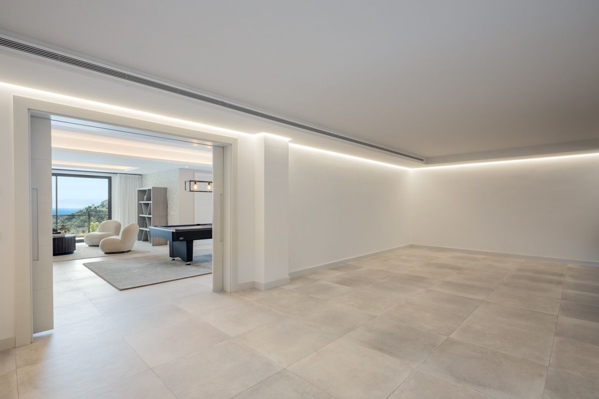 Master en-suite bathroom with freestanding bath, new-build villa, La Zagaleta-El Madroñal