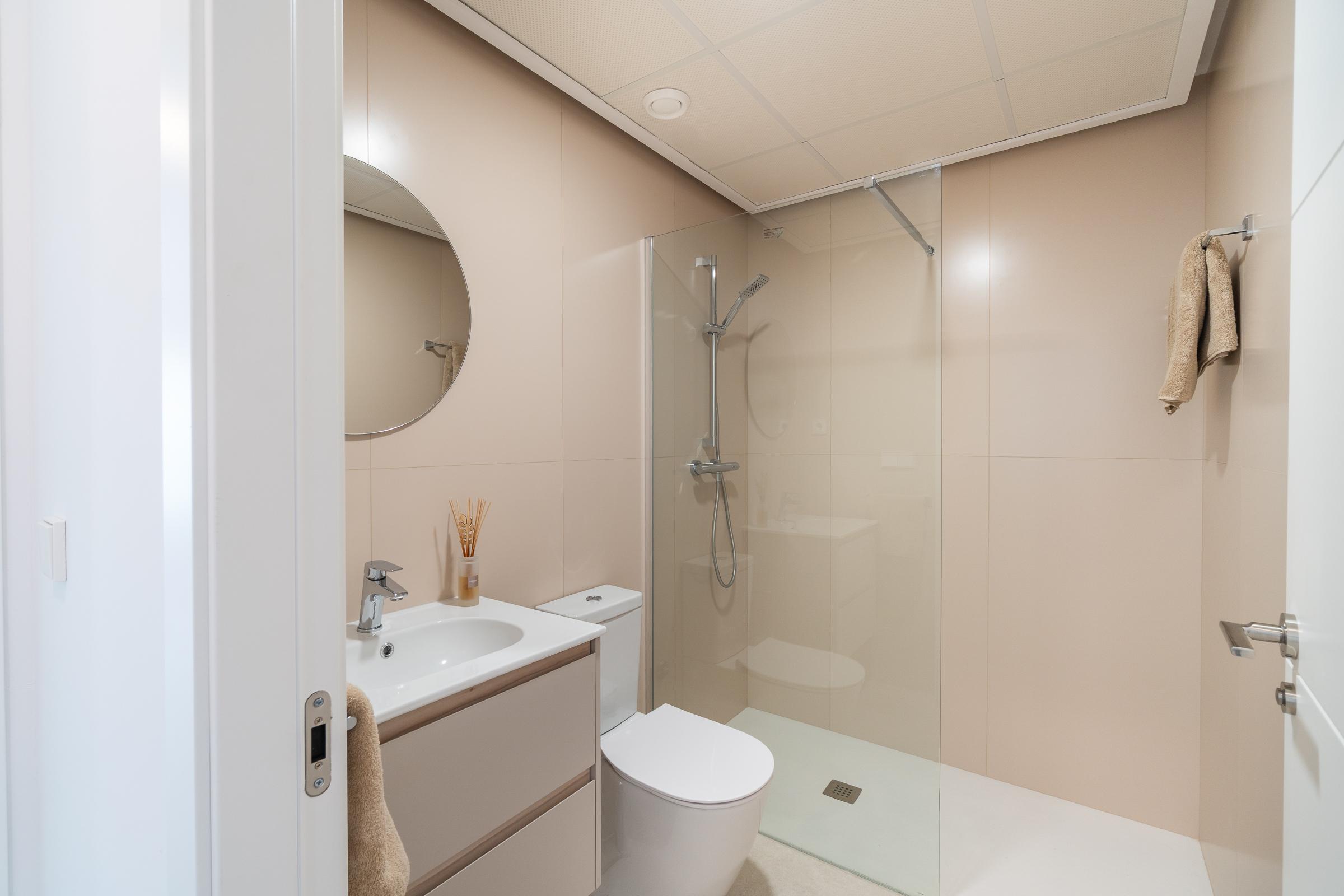 En-suite bathroom in first-floor new-build apartment, La Zenia