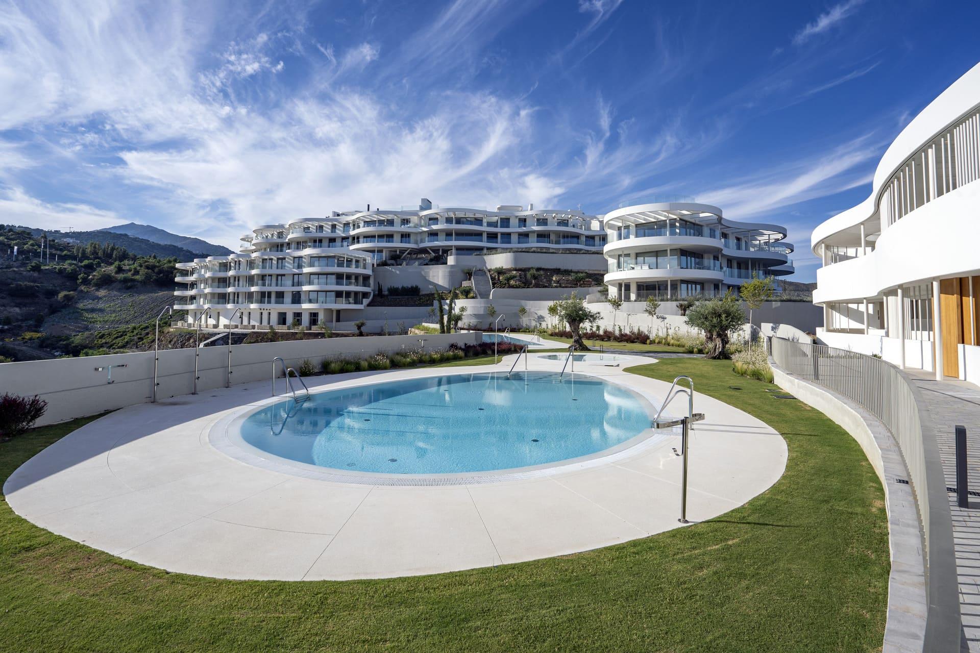Private terrace with outdoor seating in top-floor penthouse, La Quinta, Benahavis