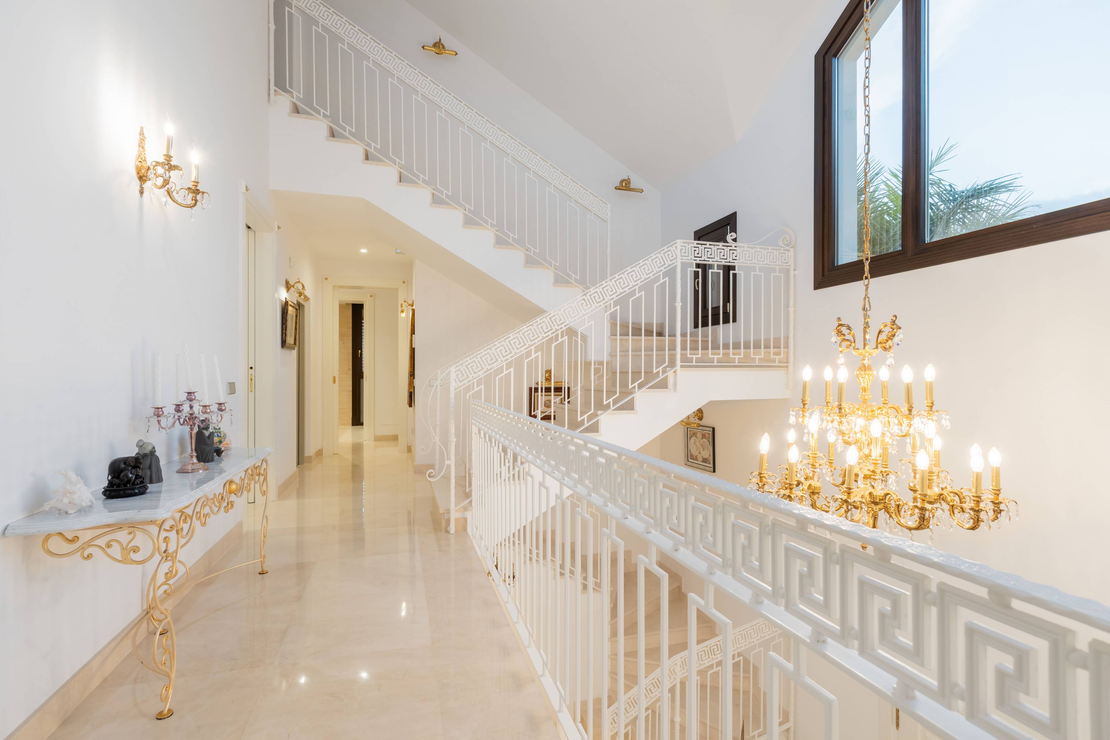 Upper-floor corridor in 7-bedroom new-build villa, Casasola