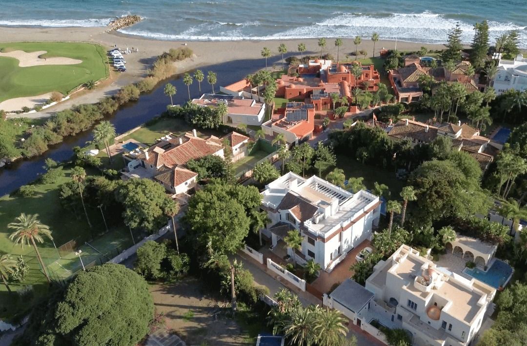 Solarium terrace with open views on new-build villa, Casasola