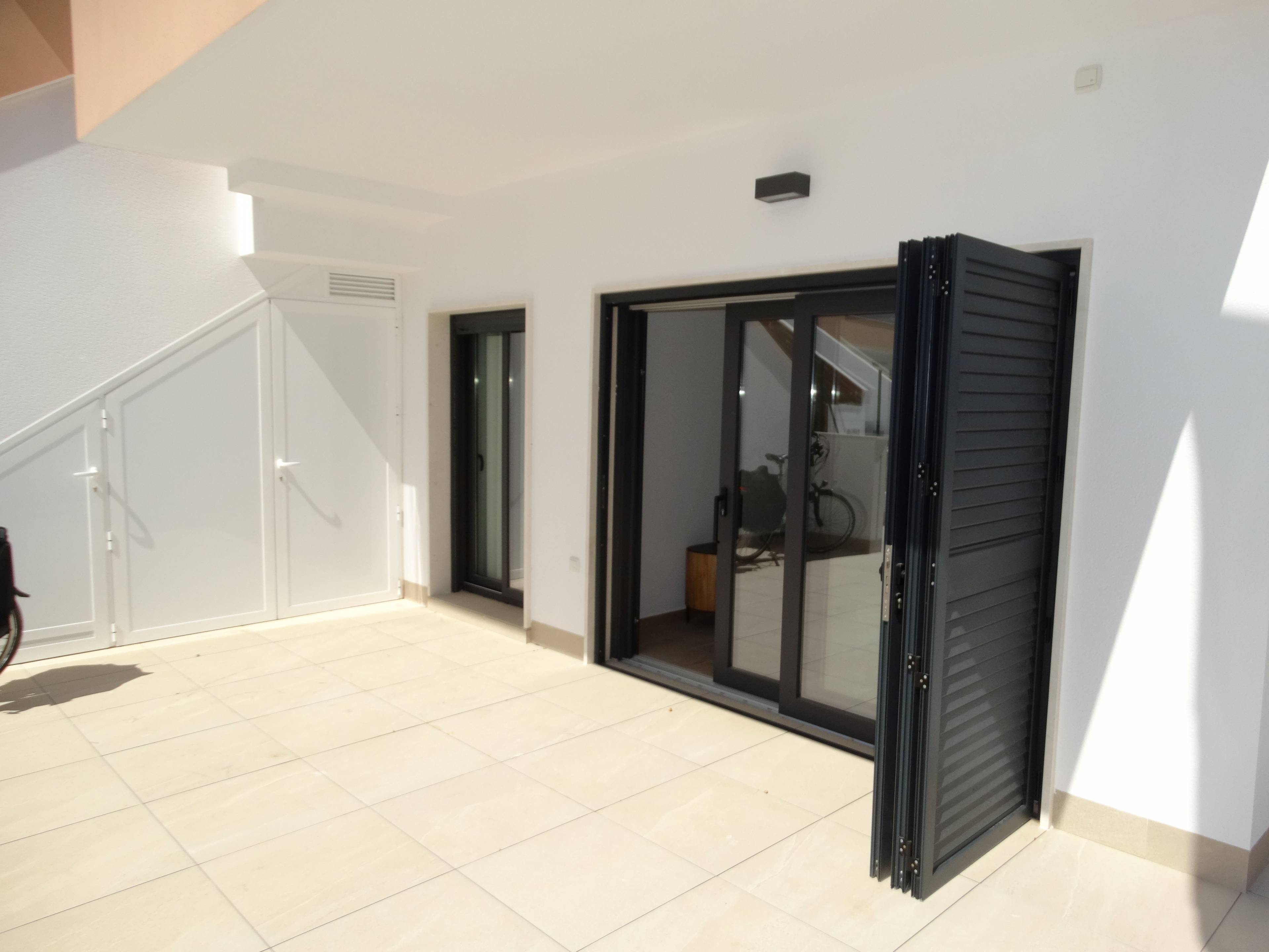 Upper-floor bungalow solarium terrace with boundary wall, Zona Pueblo