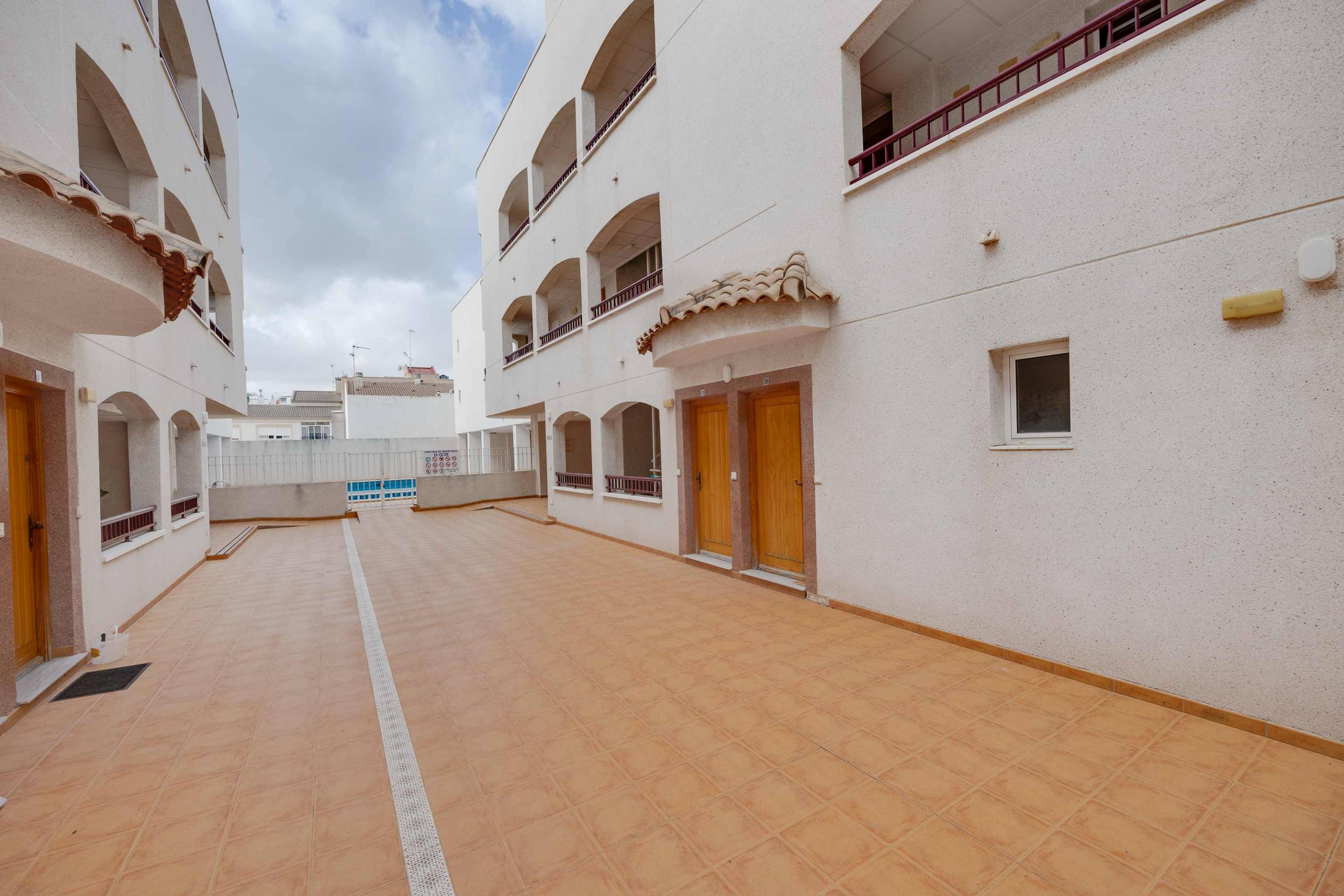 Open-plan kitchen and dining area with ceramic tiles, new-build apartment, San Fulgencio Pueblo