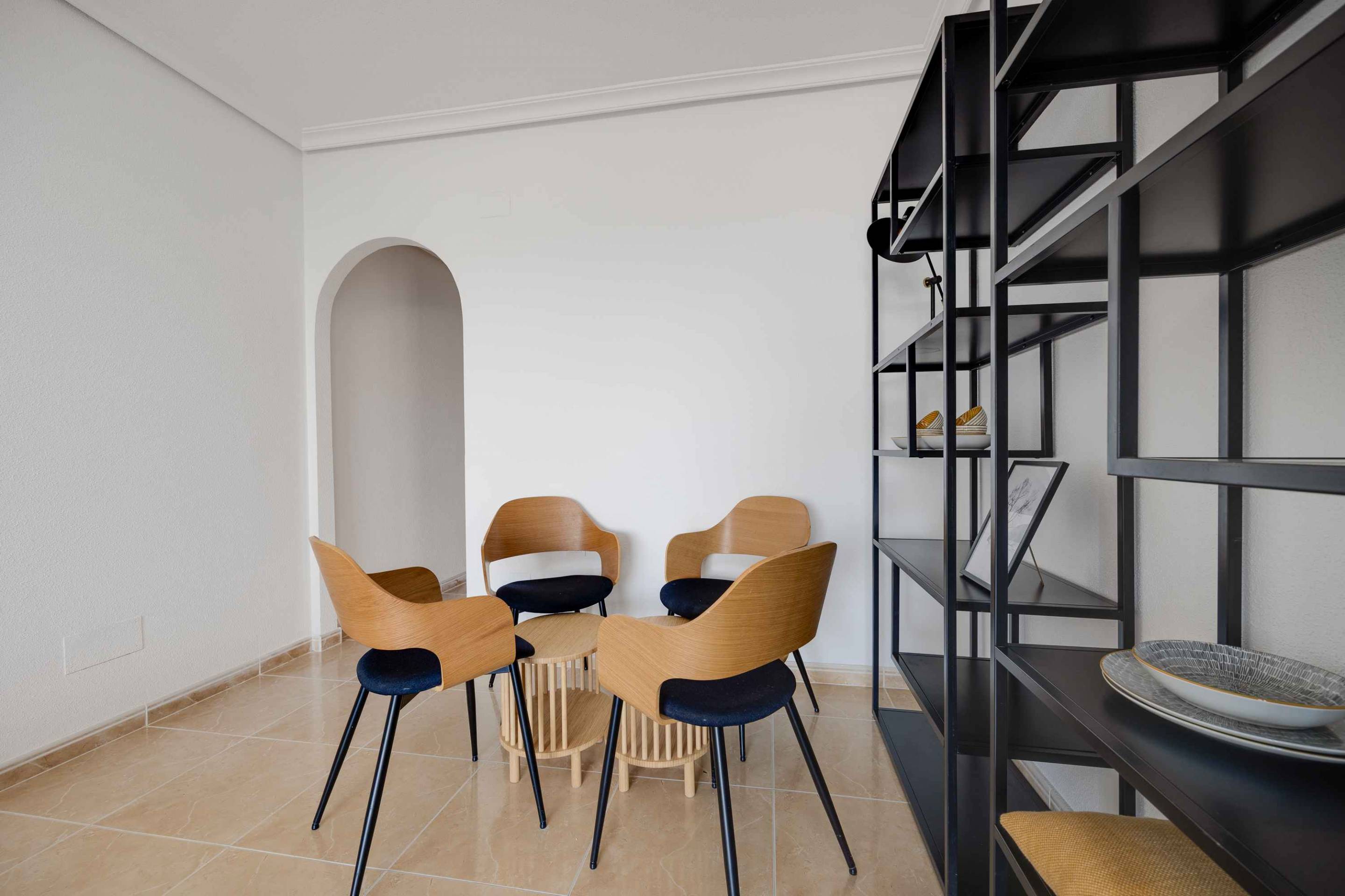 Living room with natural light and ceramic floor tiles, new-build apartment, San Fulgencio Pueblo