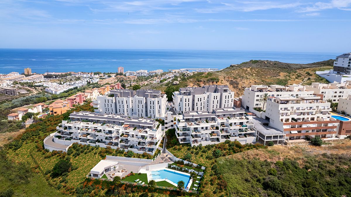 Open-plan living and dining area in 2-bedroom apartment, Duquesa, Manilva