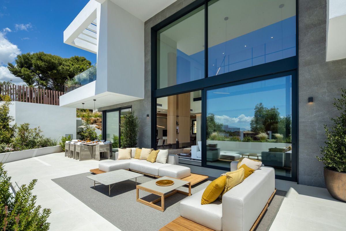 Communal pool within development, Bello Horizonte, Marbella
