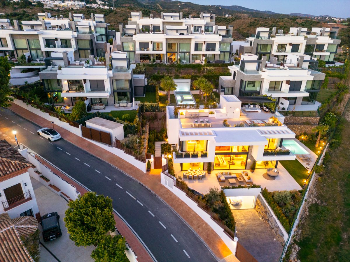 Open-plan kitchen in 8-bedroom new-build villa, Bello Horizonte, Marbella