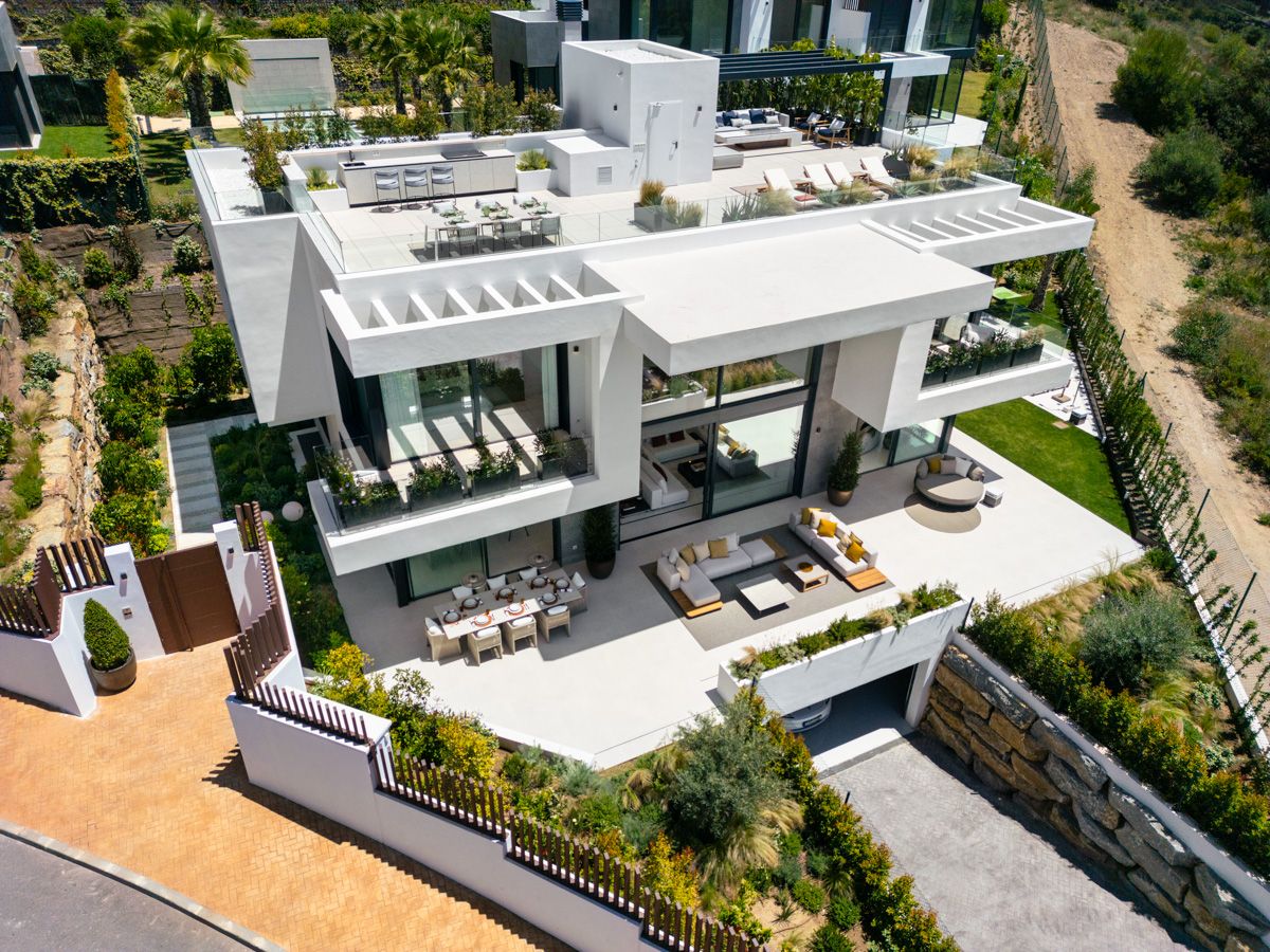 Dining area in 8-bedroom new-build villa, Bello Horizonte, Marbella