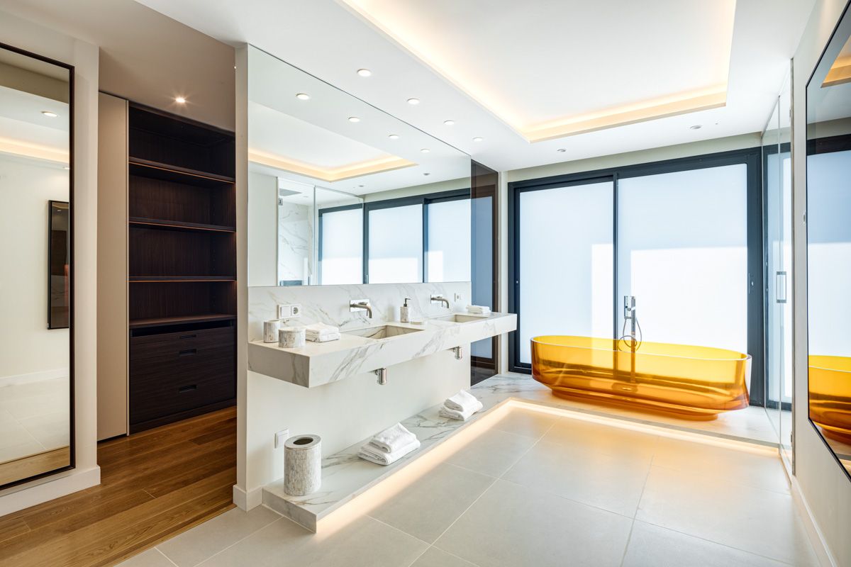 Bathroom with porcelain tiling in 8-bedroom villa, Bello Horizonte