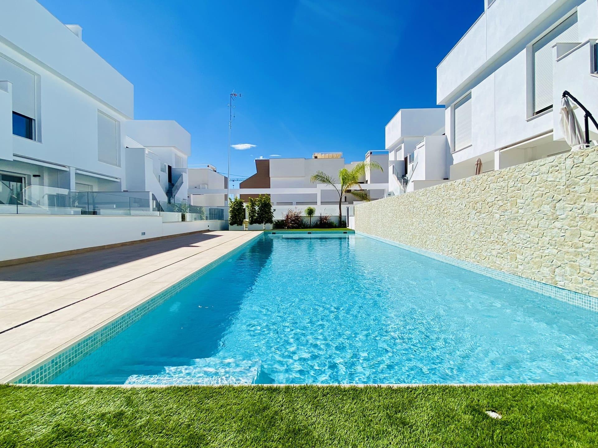 Side terrace and exterior rendered wall, new-build bungalow, Zona Pueblo