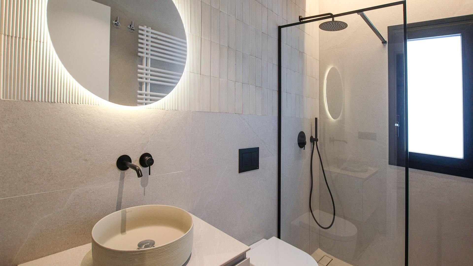 Fourth bathroom with shower in 5-bedroom new-build villa, Centro de la Ciudad Quesada