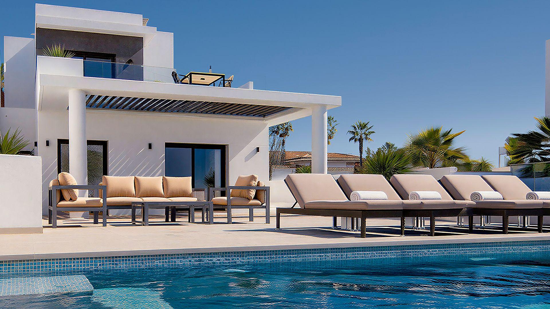 Open-plan living and dining area with porcelain tile flooring in 5-bedroom new-build villa, Centro de la Ciudad Quesada