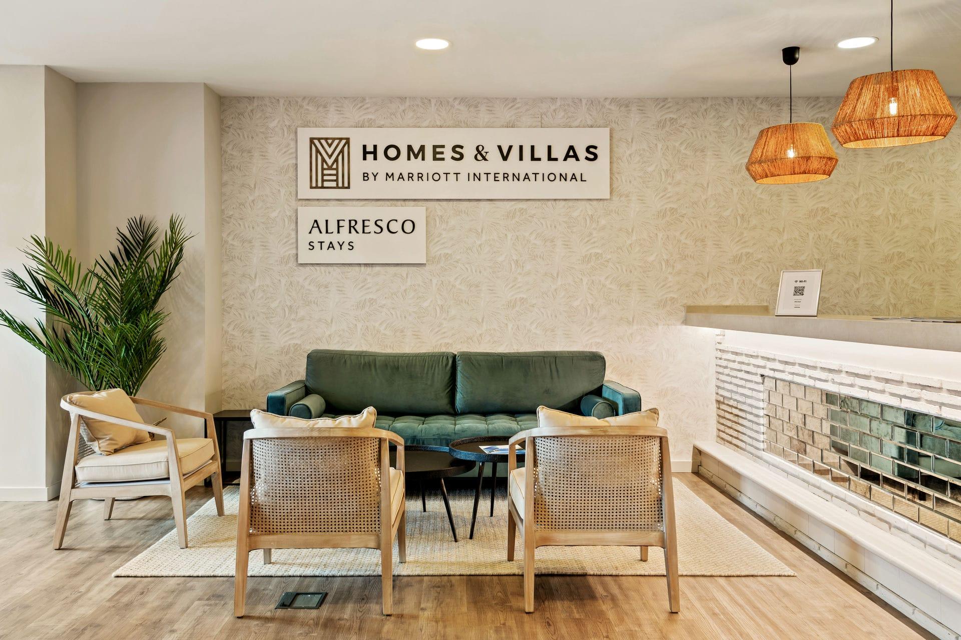 Second bedroom with single beds and storage in new-build apartment, Cortés, Benahavis