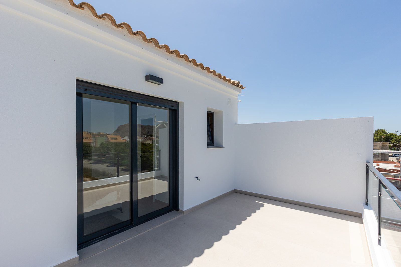 Built-in wardrobe space in bedroom, 4-bedroom new-build townhouse, Rafal