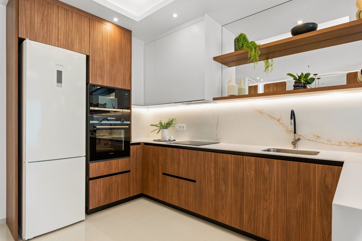 Kitchen with fitted units in ground-floor apartment, Lo Pepín