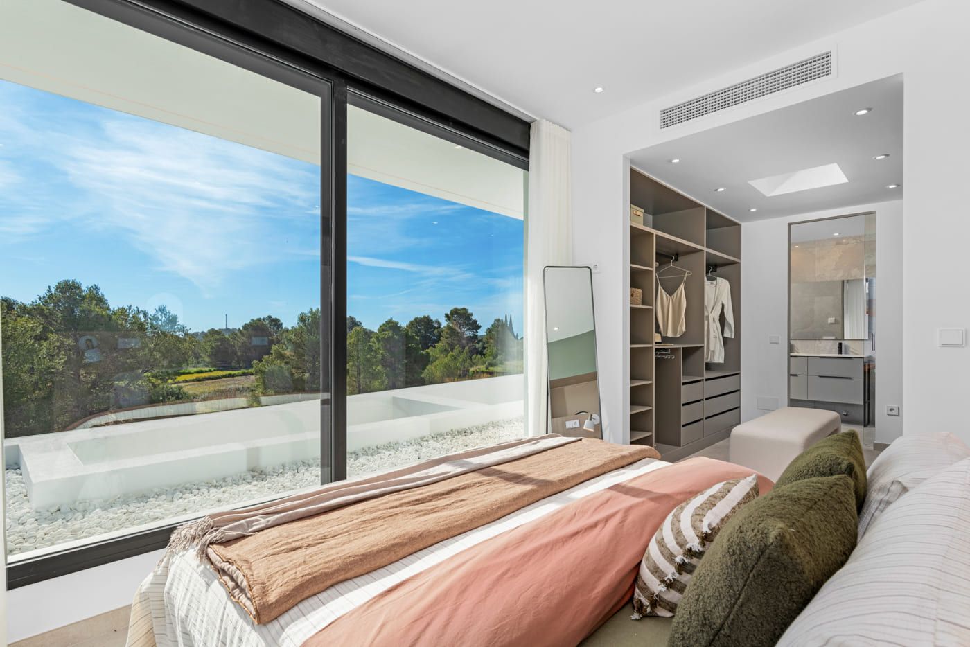 Ground-floor bedroom with window, 3-bedroom villa, Pla de Cantal, Polop