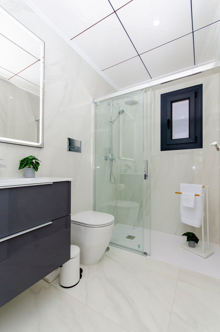 Main bathroom with fitted units, new-build villa in Desamparados