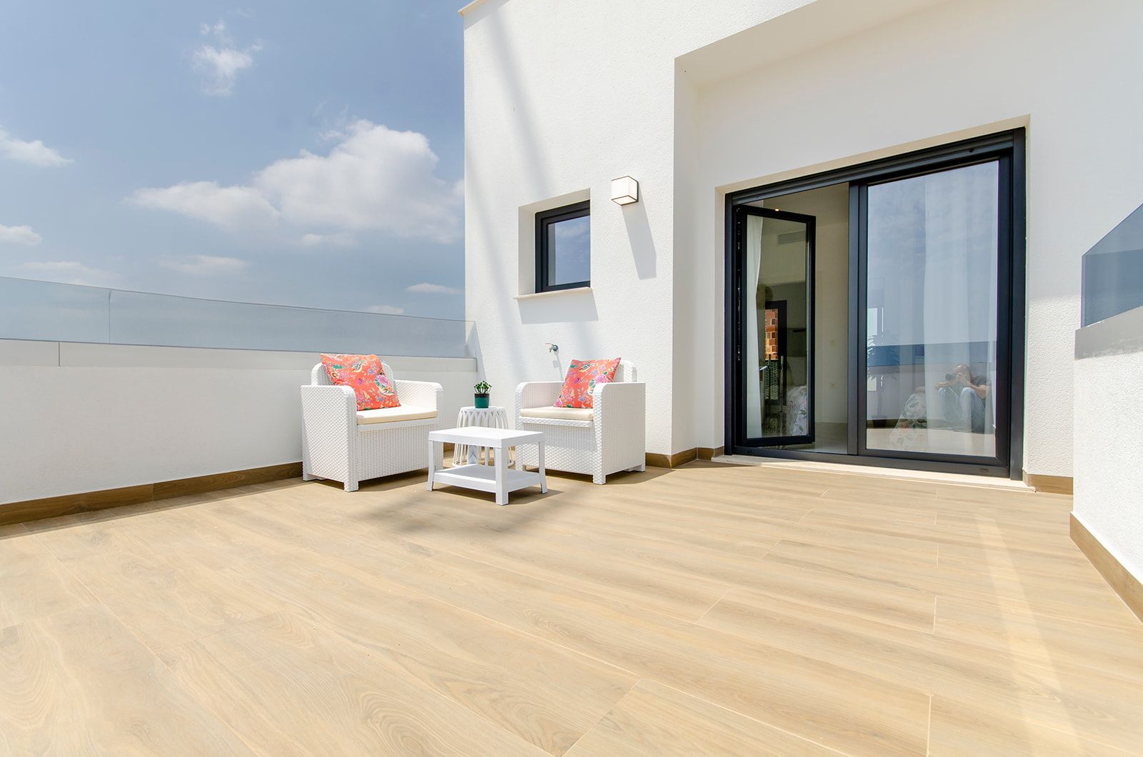 Side elevation of detached villa showing terrace area, Desamparados, Orihuela