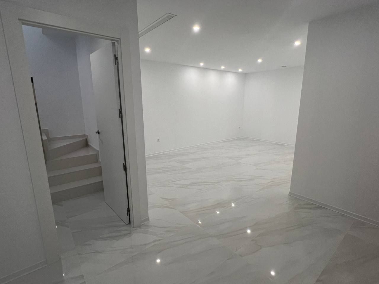 Bathroom with shower enclosure, 3-bedroom villa in Desamparados