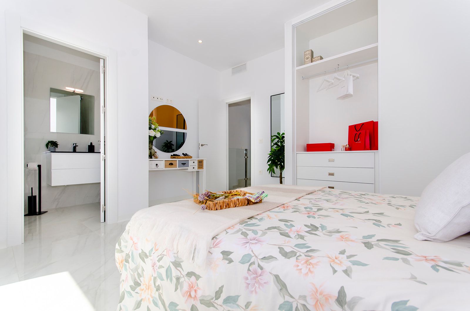 Double bedroom with built-in wardrobes, 3-bedroom villa in Desamparados, Orihuela